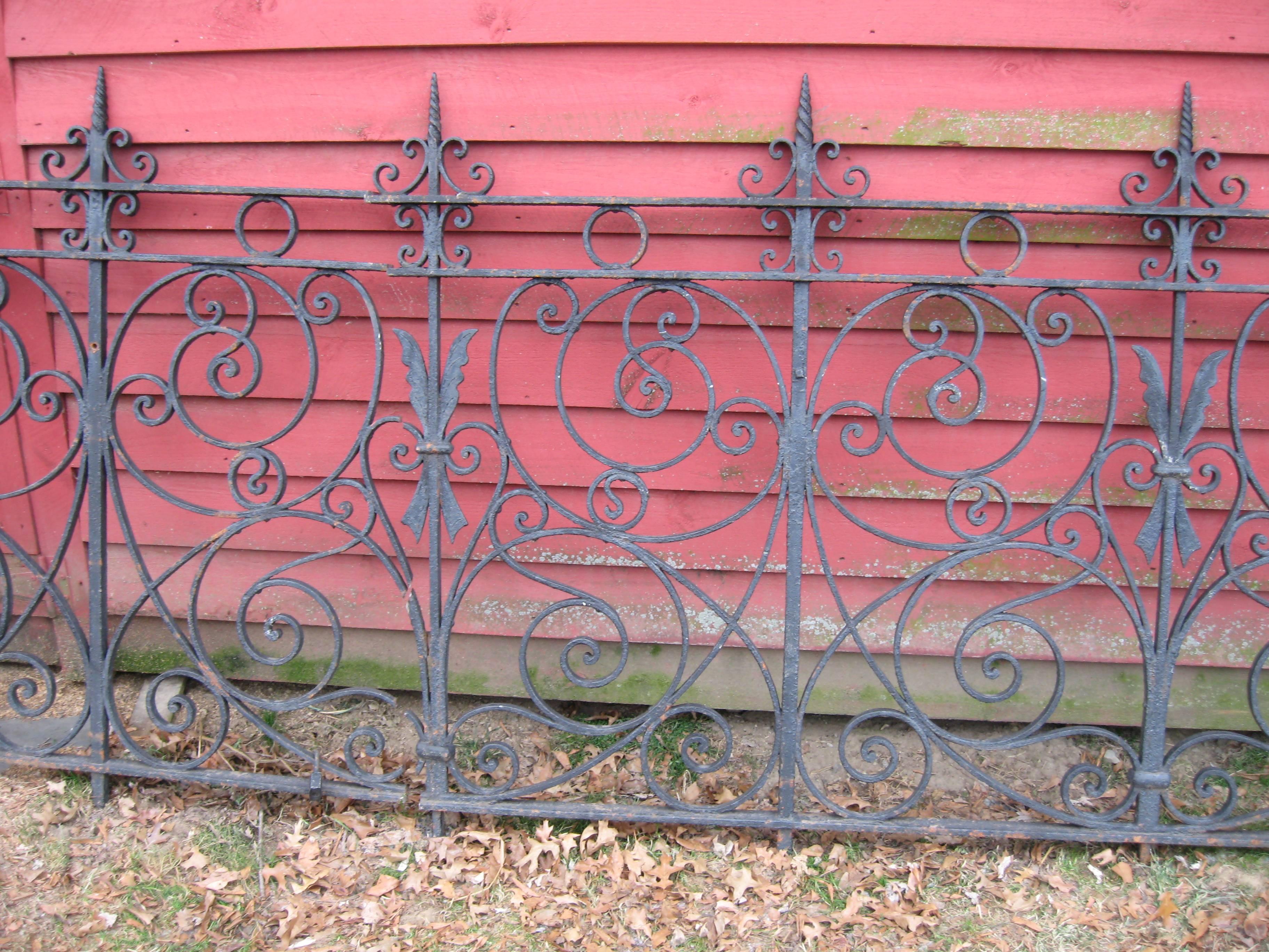 38 Feet of 19th Century Iron Fence In Good Condition In Wallkill, NY