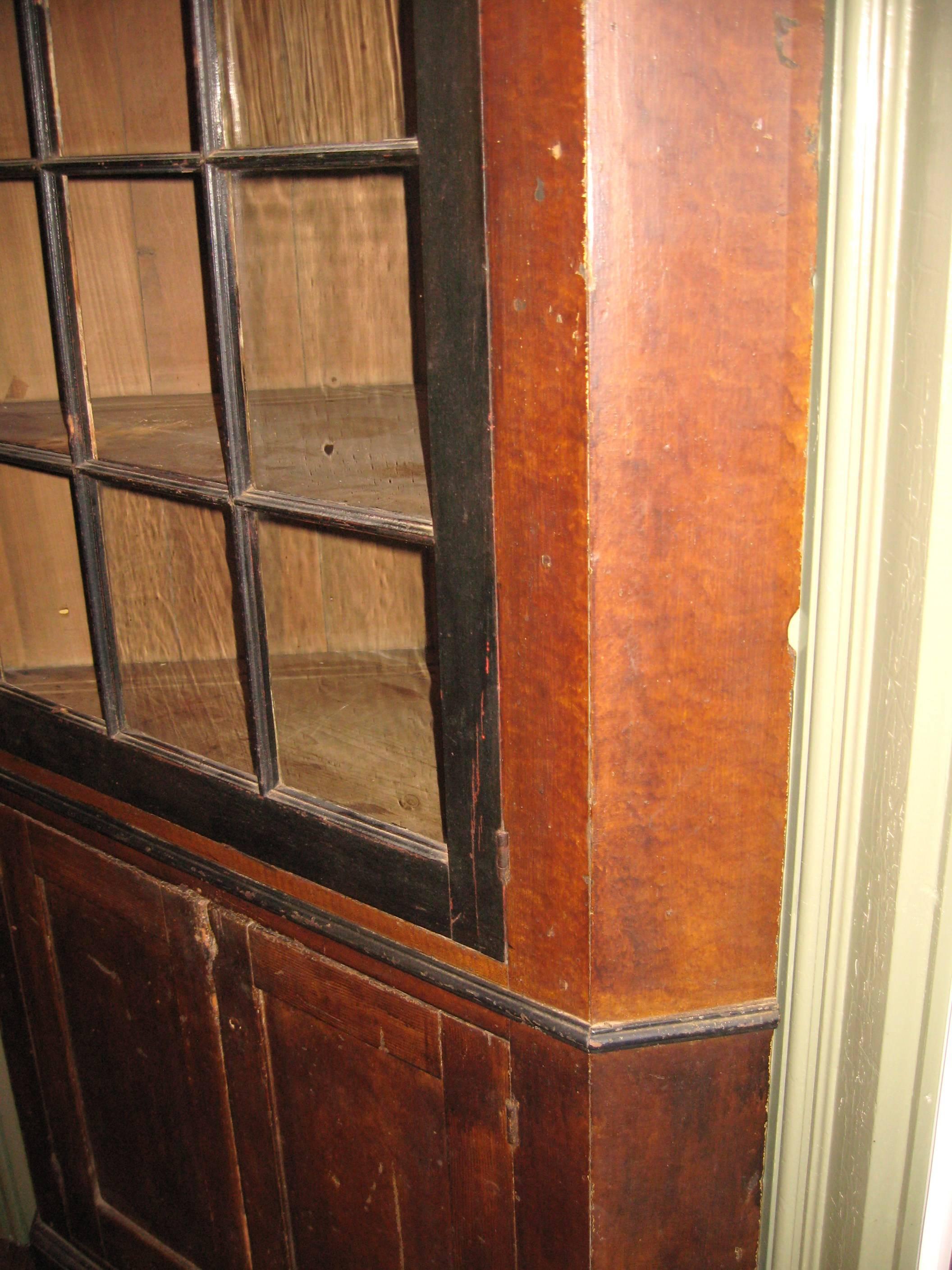 Armario esquinero de pino de la granja primitiva de 1830 Madera en venta