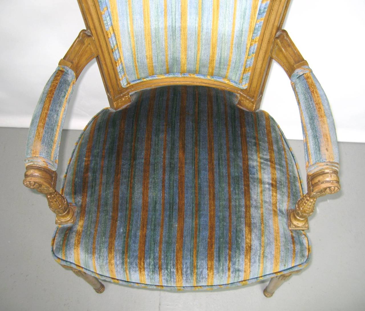 Early 20th Century Pair of Painted Italian Louis XVI Carved Armchairs For Sale