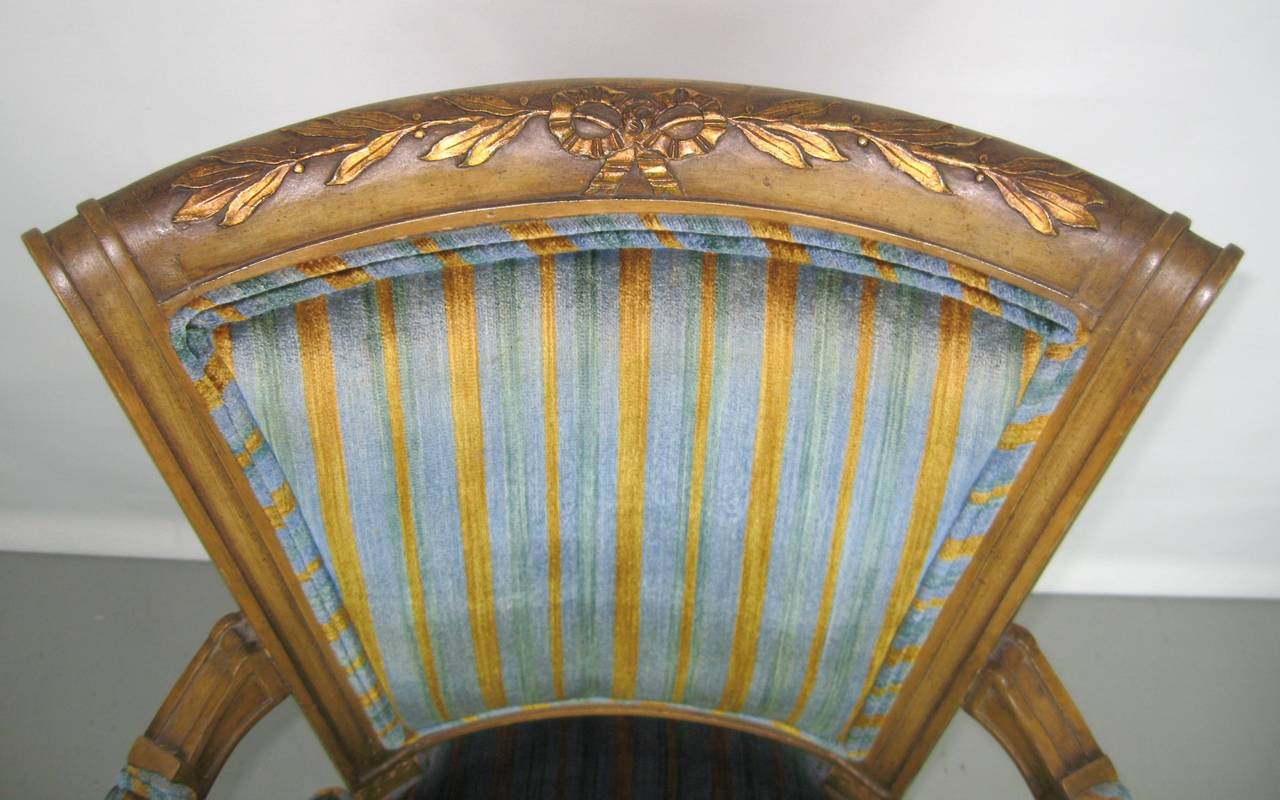 Bois Paire de fauteuils italiens peints et sculptés Louis XVI en vente