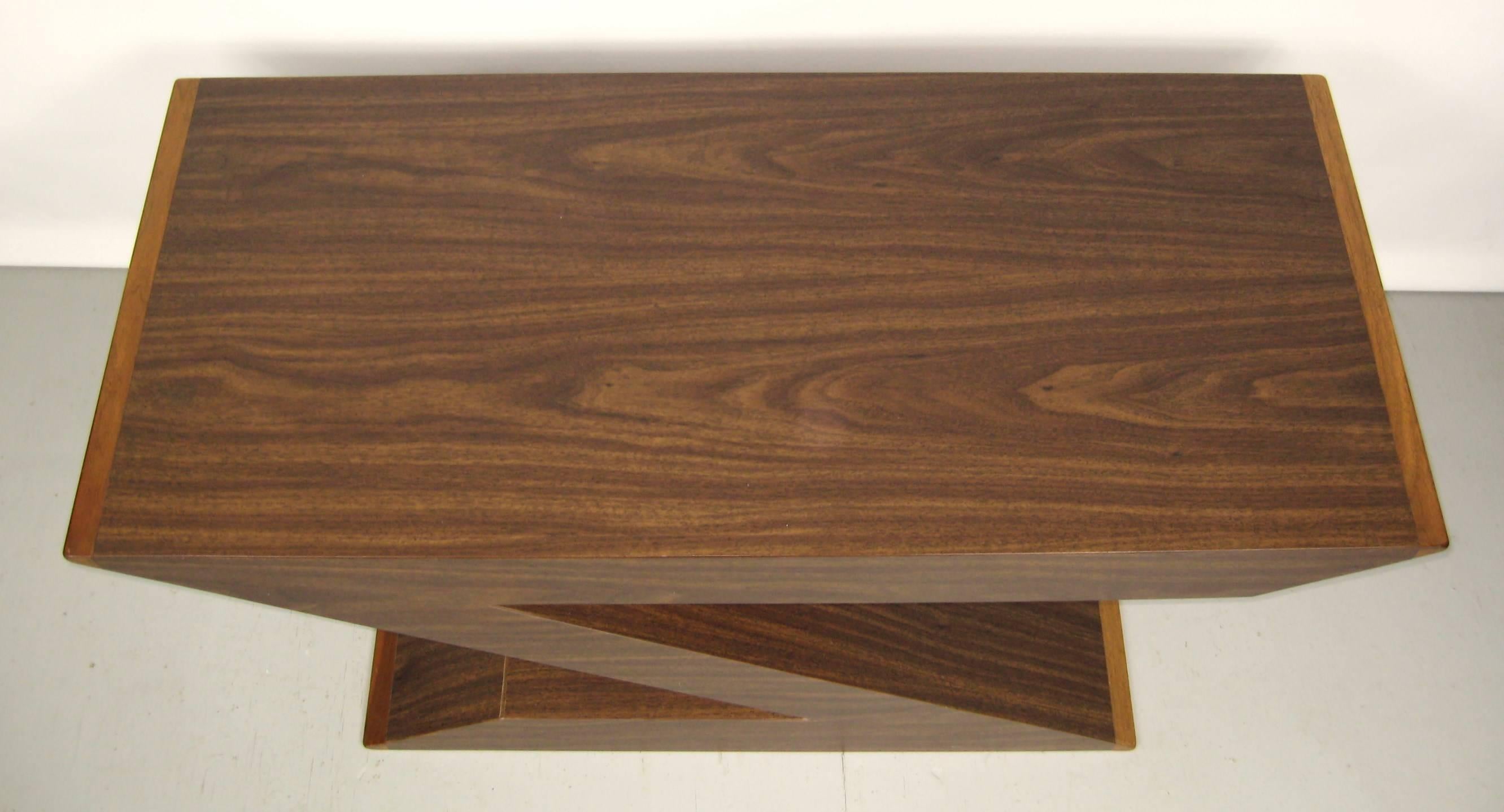 Stunning Mid-Century Modern Z-coffee table. Measures: 15.5 high, top is 39.5 in x 18 in,
base is 27.5 in x 18 in.
