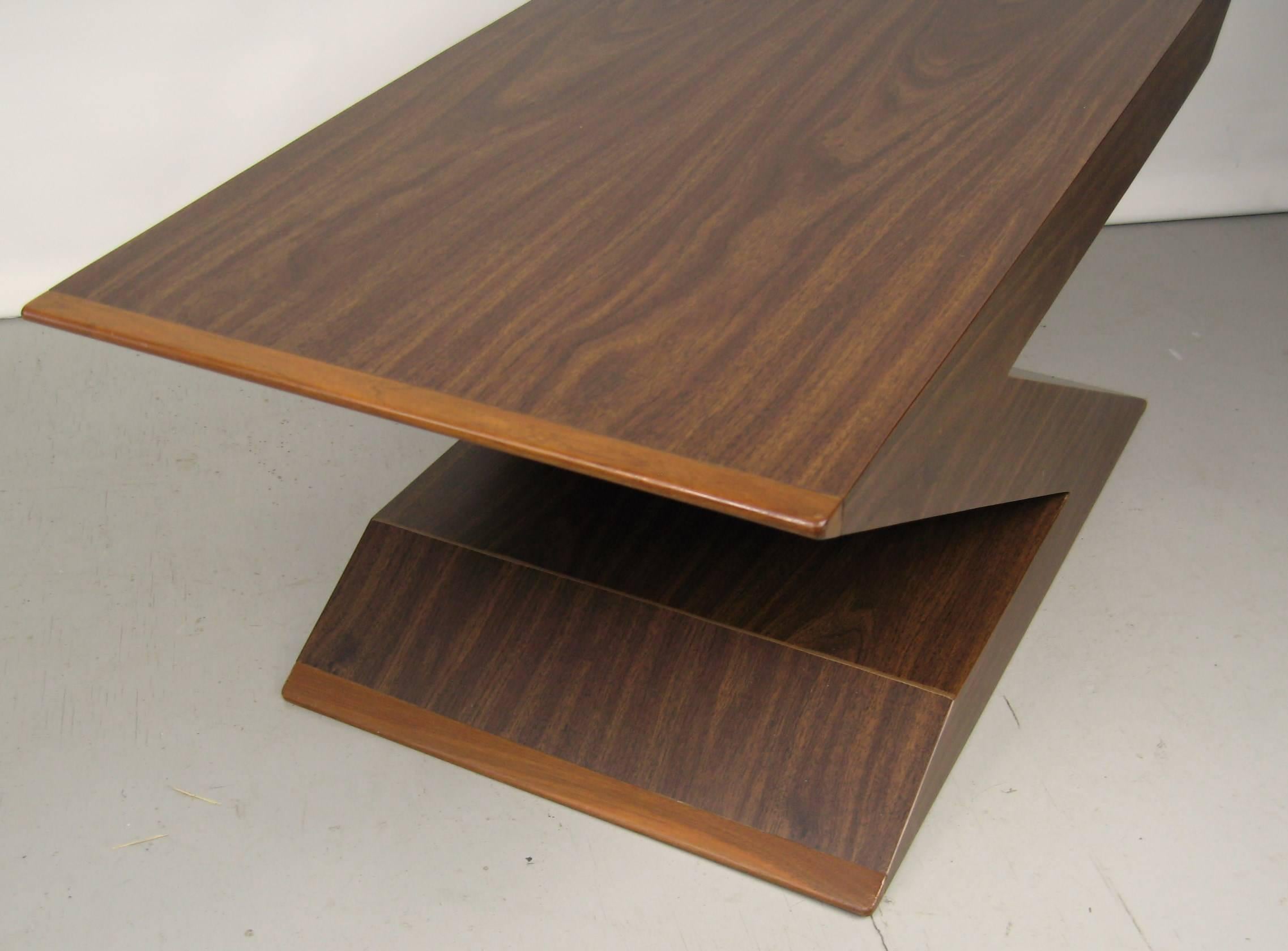 Mid-Century Modern Z-Coffee Table In Good Condition For Sale In Wallkill, NY