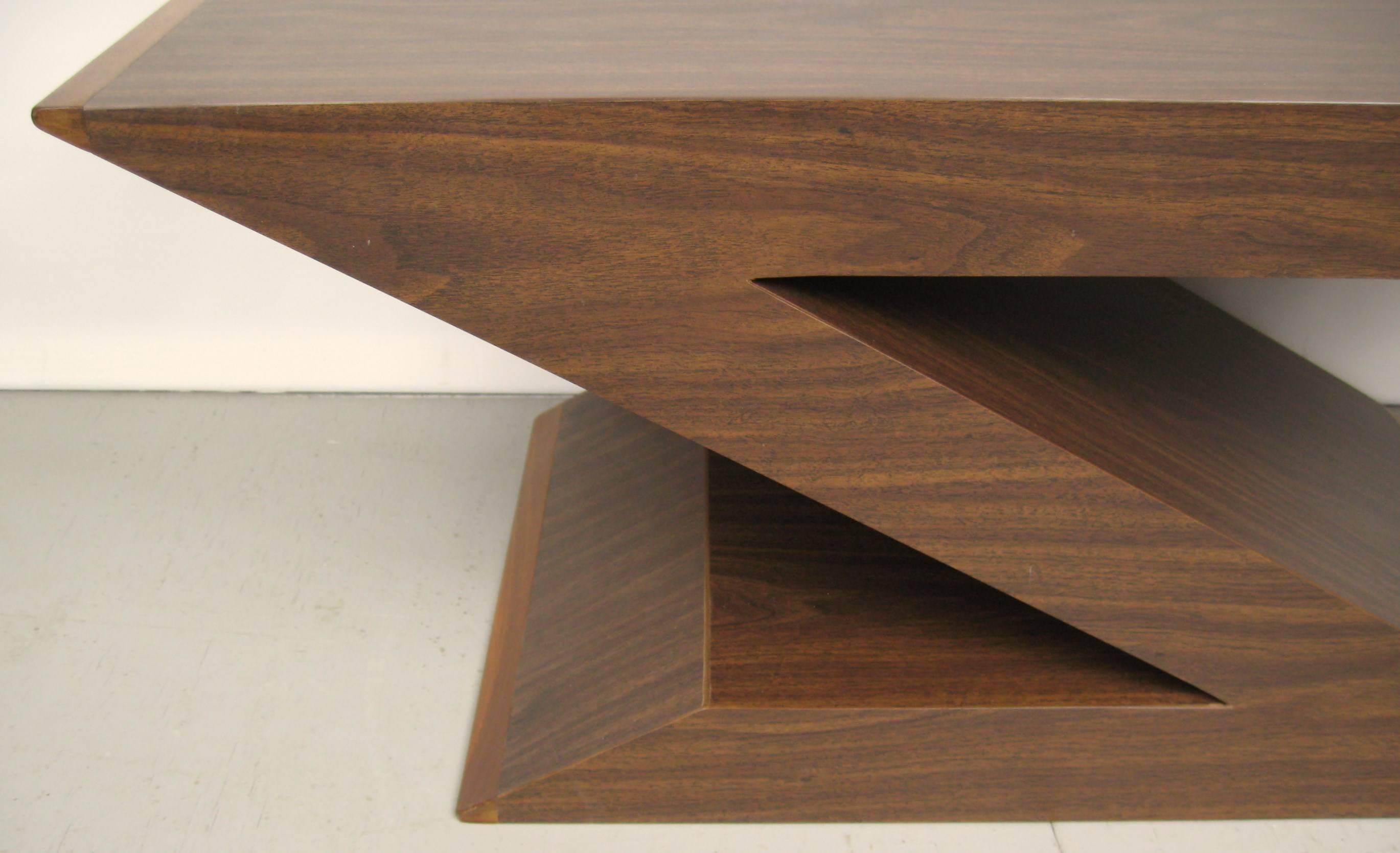 Mid-Century Modern Z-Coffee Table In Good Condition For Sale In Wallkill, NY