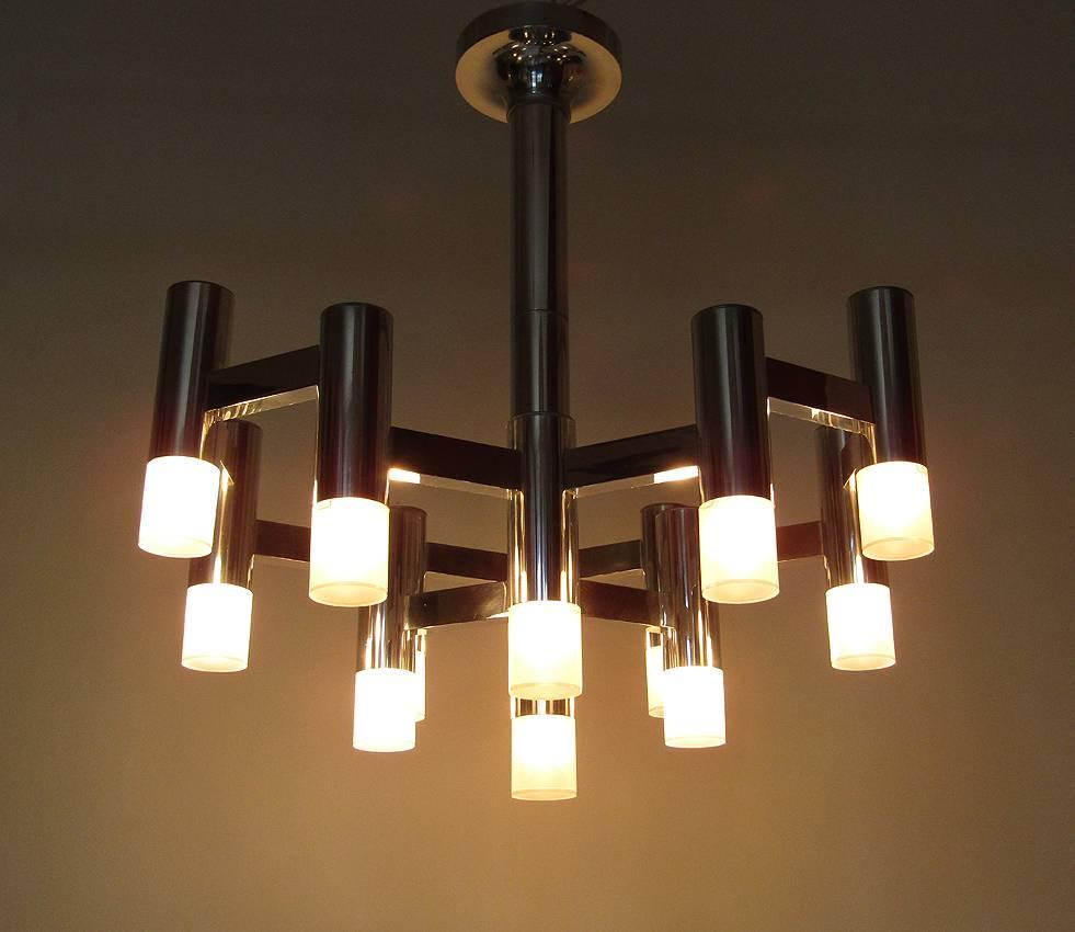 Height (adjustable): 40cm/65cm/95cm.

A large 1970s chandelier by Boulanger, attributed to Italian designer Gaetano Sciolari.
 
This thirteen-light fixture creates a powerful statement, casting diffused light over a wide area.
 
The thirteen