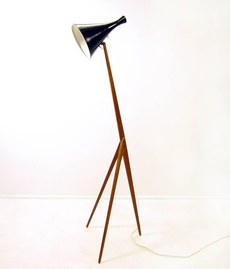 A beautiful 1960s "Praying Mantis" floor lamp by Uno Kristiansson for Swedish makers Luxus.

Perfectly sculpted teak legs and stem support the conical black shade, which can be vertically adjusted. 

The Luxus maker label is affixed to