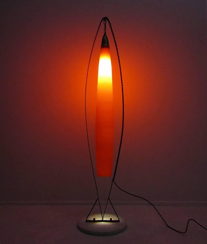 Measures: Height (overall): 136 cm.
Height (glass): 85 cm.
Width: 30 cm.
Depth: 30 cm.
 
A sleek 1970s floor lamp by Italian makers Vistosi.
 
It is comprised of a red glass Vistosi pendant with brass detail suspended from a steel frame on