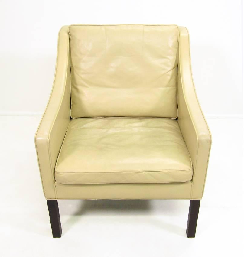 Late 20th Century Danish Model 2207 Lounge Chair in Cream Leather by Børge Mogensen For Sale