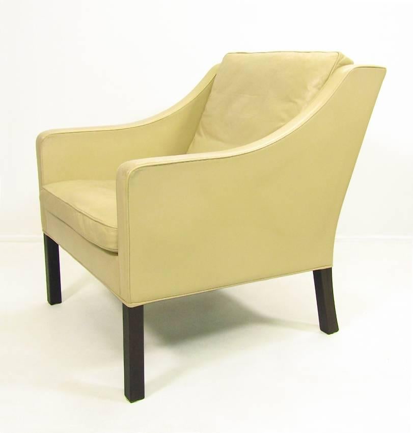Scandinavian Modern Danish Model 2207 Lounge Chair in Cream Leather by Børge Mogensen For Sale