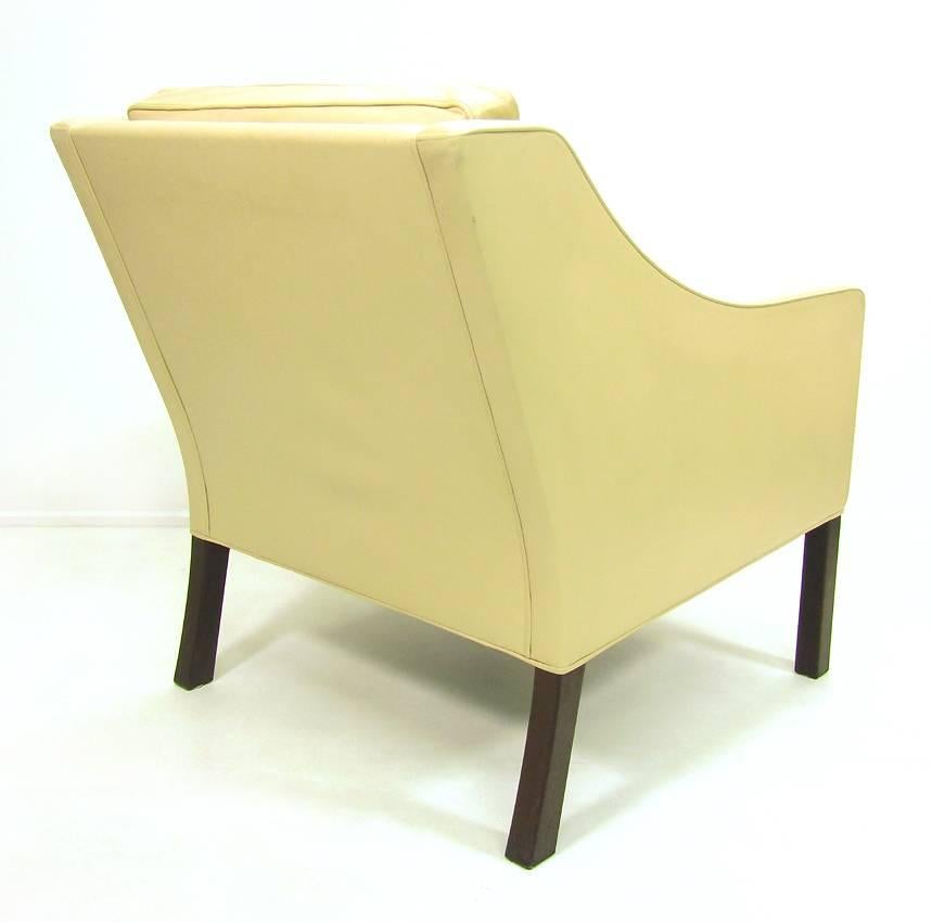 Danish Model 2207 Lounge Chair in Cream Leather by Børge Mogensen For Sale 1