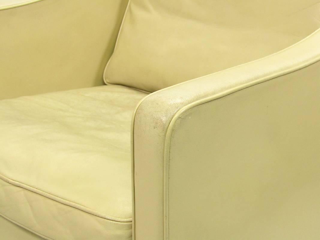 Danish Model 2207 Lounge Chair in Cream Leather by Børge Mogensen For Sale 2
