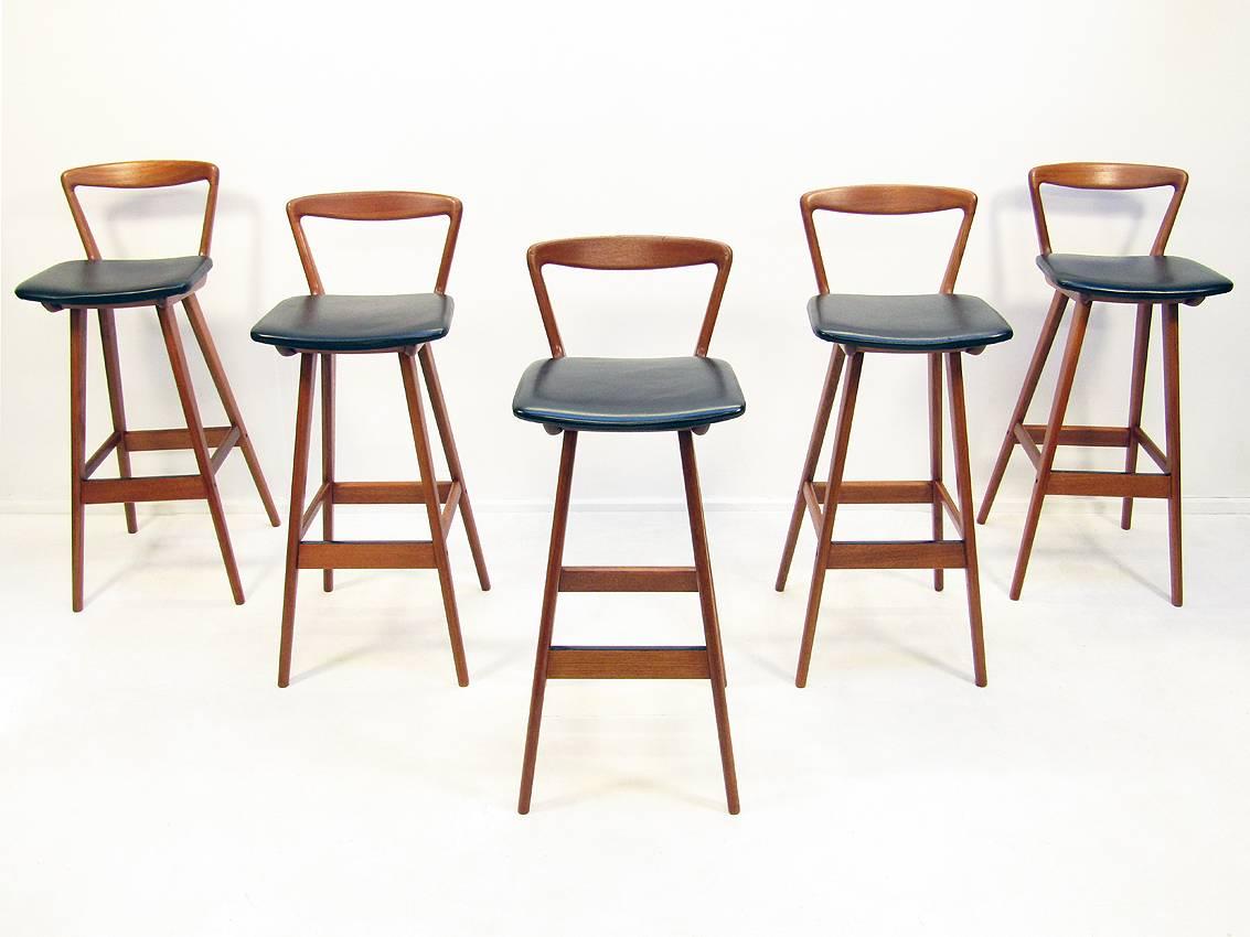 A set of five teak 1960s bar stools by Danish designer Rosengren Hansen.

The graceful back supports and stylish tapered legs put these bar stools amongst the best ever designed.
 
They are in excellent restored condition. The leather is