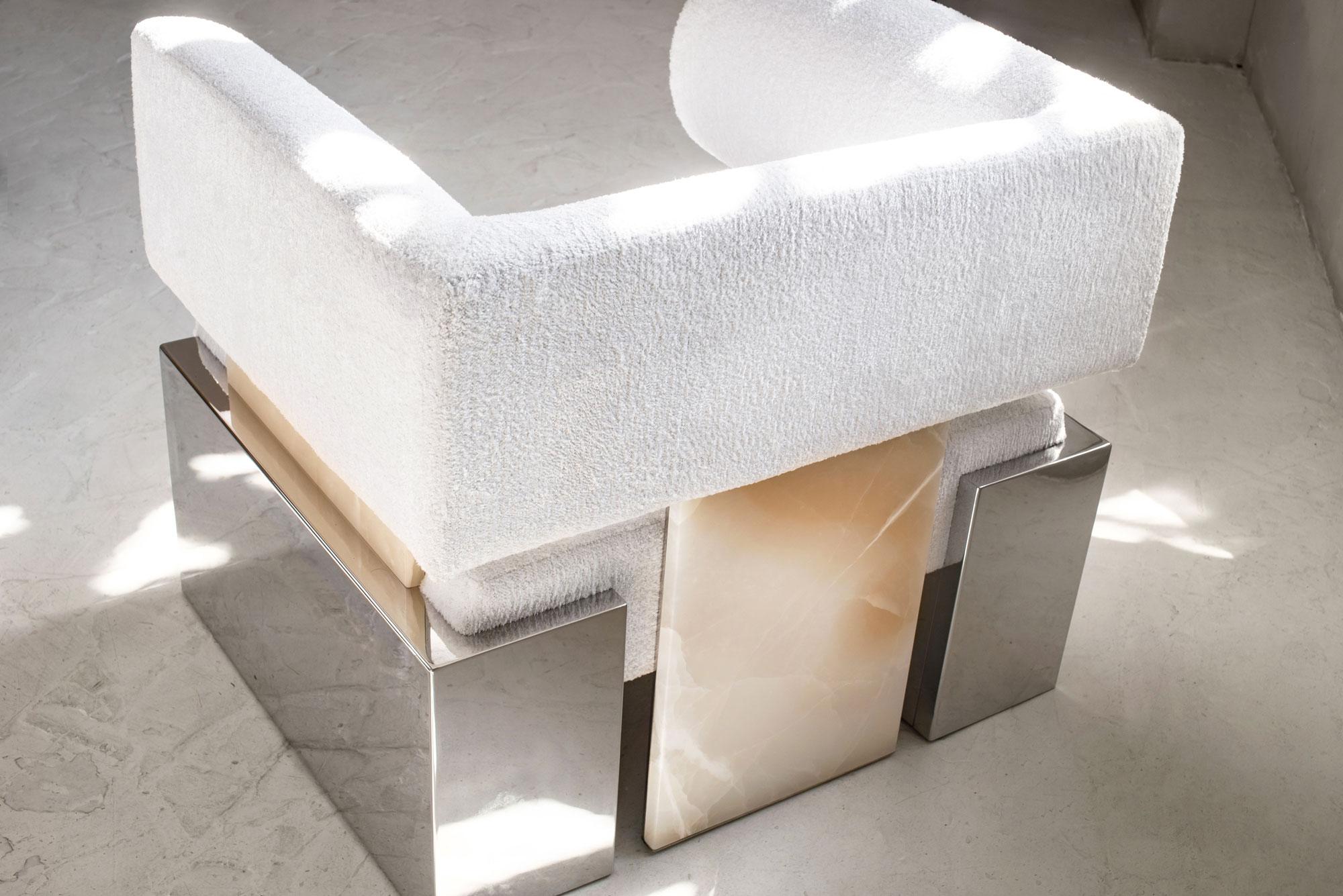 Una solución eficaz que combina formas suaves con metal pulido y piedra natural.
La forma cuadrada y las amplias dimensiones del sillón acentúan la brutalidad y la estética premium del producto.