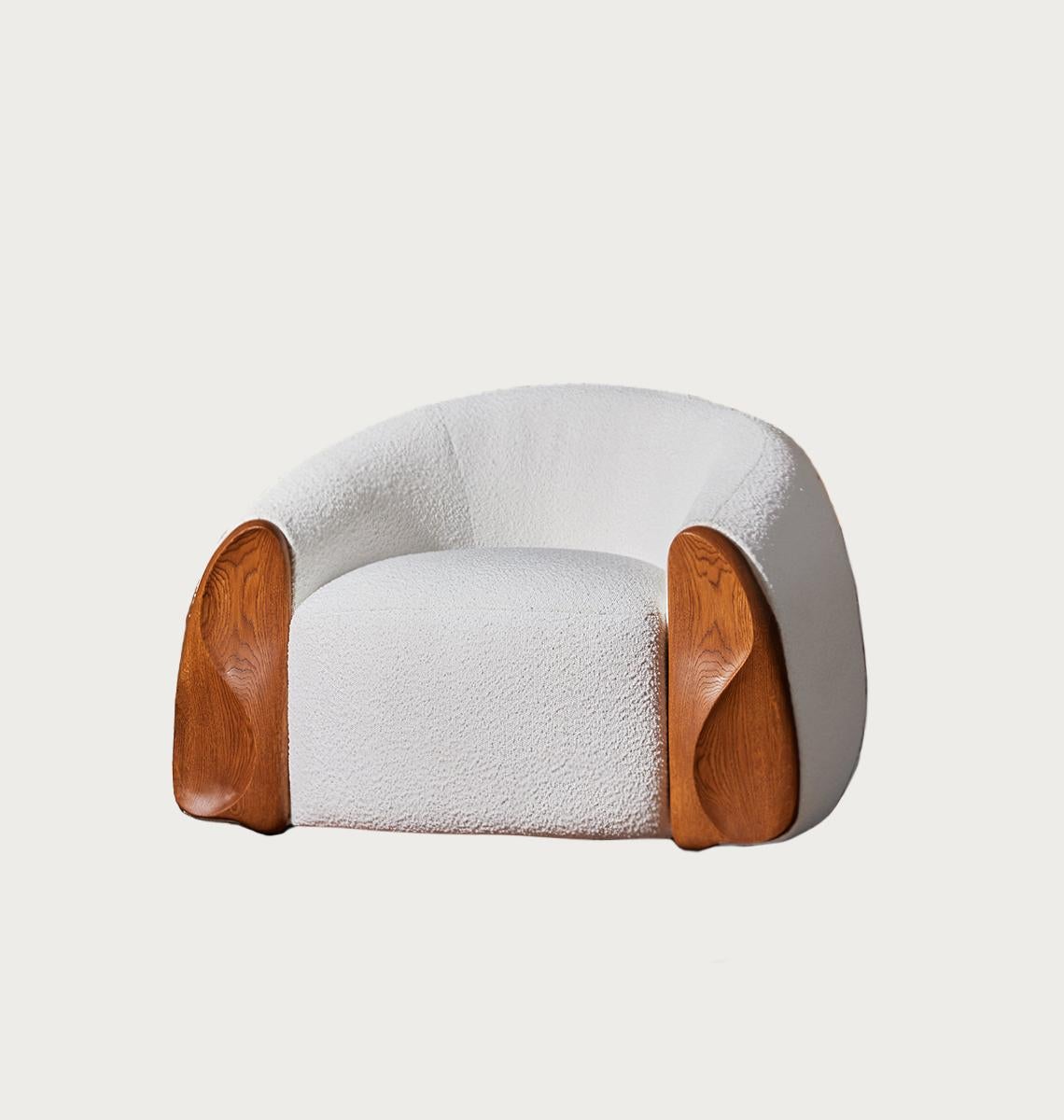 Fauteuil minimaliste avec éléments scilpturaux en bois massif fabriqués à la main par l'artisan Peter Pilnik.