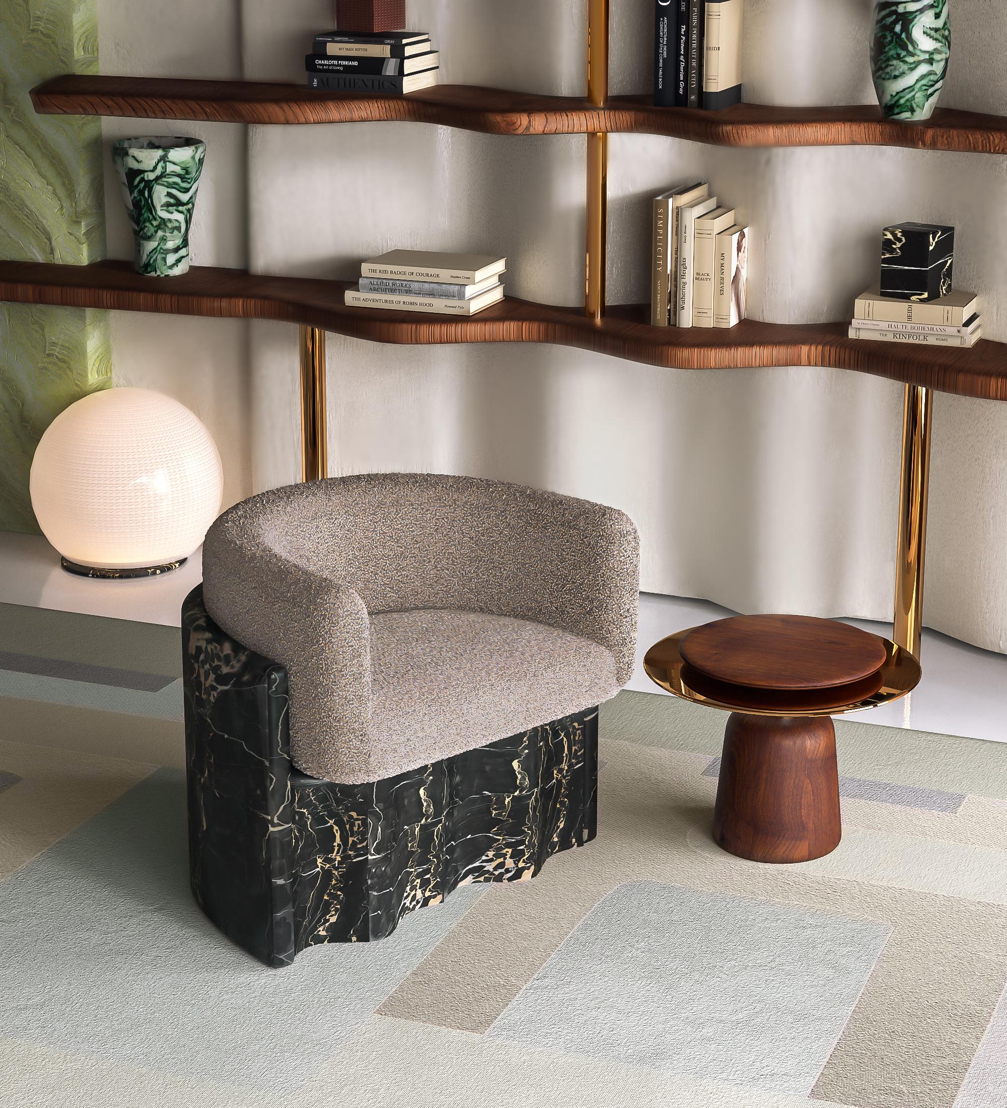 Inspiré par la mode et les plis spectaculaires des jupes plissées, le fauteuil a une forme authentique et ludique.
La combinaison de différents matériaux rend ce produit encore plus original et audacieux.
La forme minimaliste de l'assise et du