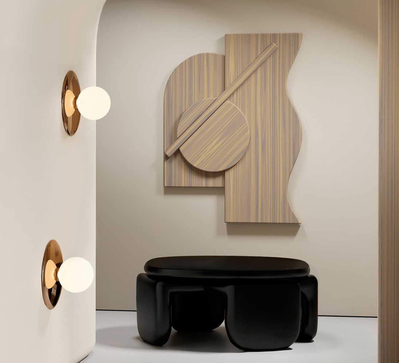 Couchtisch mit asymmetrischer, minimalistischer Form, aus Holz mit Emaillebeschichtung.
Die Asymmetrie zeigt sich sowohl in der Form der Tischplatte als auch in der Anordnung der Beine.
Je nach gewähltem Design kann es entweder als Grundelement der