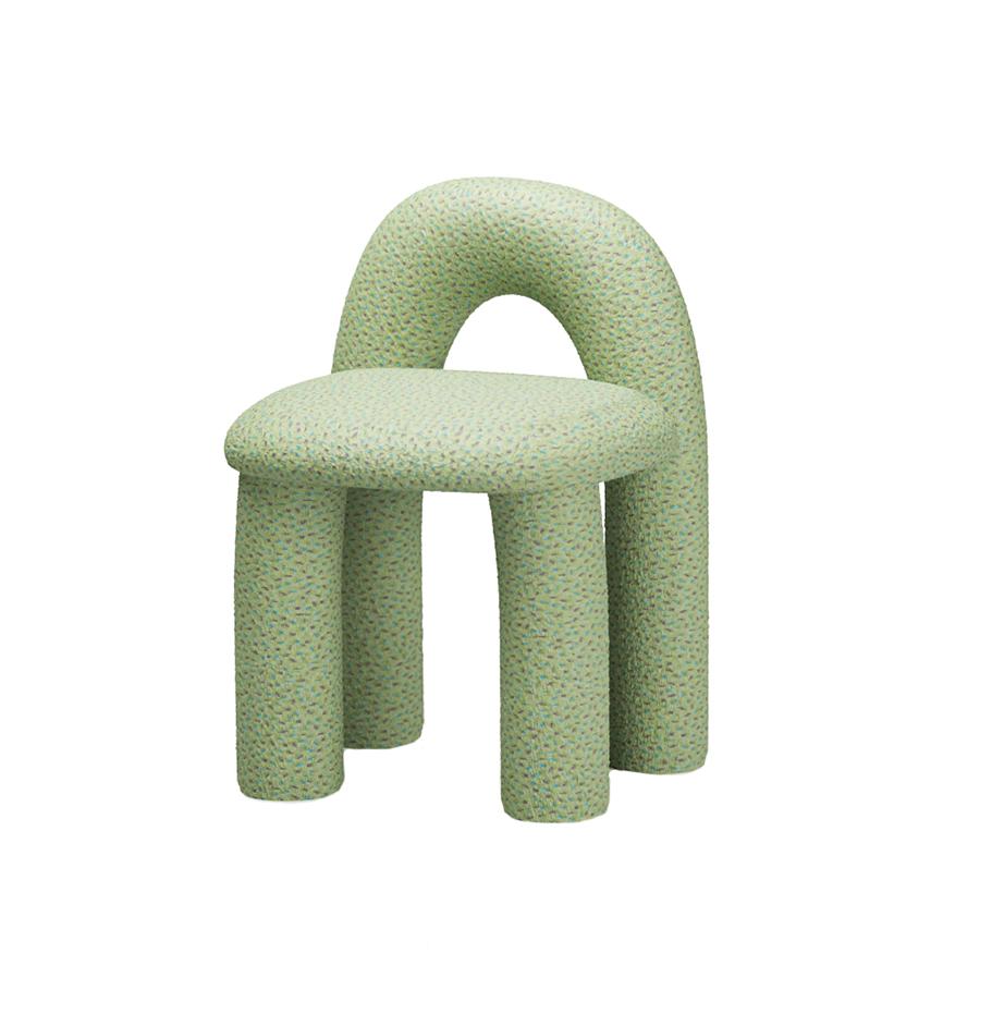 Silla de comedor con respaldo arqueado.
Las formas redondeadas y la geometría discreta conforman un diseño de producto lacónico y discreto.
La composición de la silla se complementa con la asimetría del respaldo y las patas.