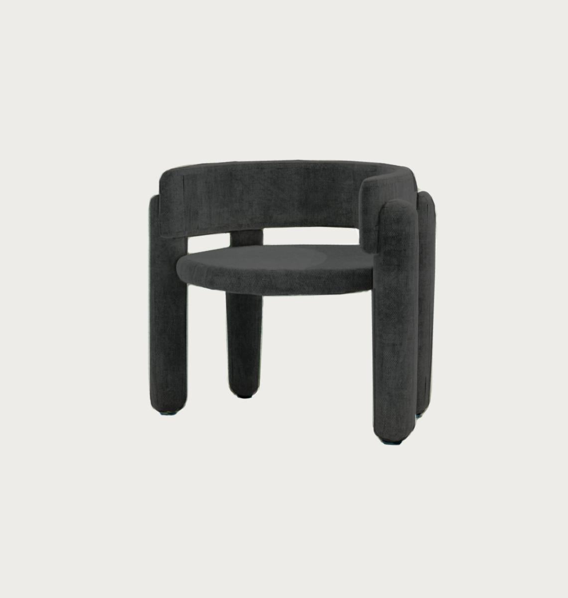Sedia da pranzo o d'accento con elementi di volume morbido in stile minimalista.
L'enfasi del design è data dalle gambe in morbida schiuma, completate da supporti in legno naturale.