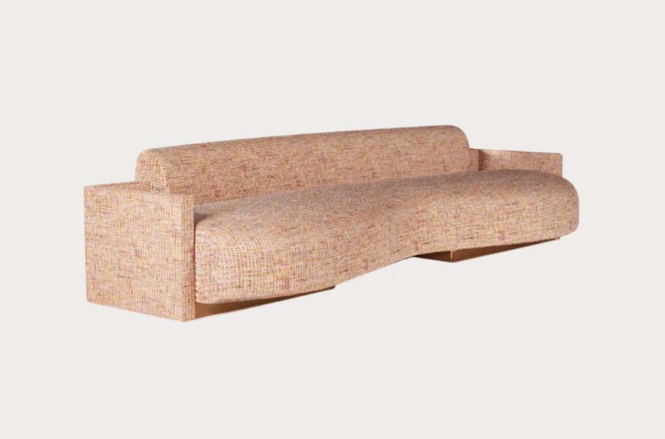 Durch die Kombination von Formen und Materialien schafft der Autor ein Produkt mit einer einzigartigen Ästhetik.
Die weichen Kurven von Sitz und Rückenlehne werden durch die klaren und industriellen Formen der Seitenwände des Sofas ergänzt.