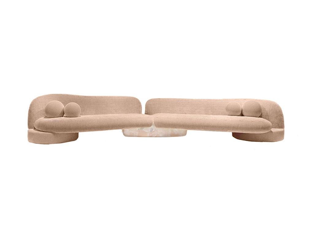 Durch die Kombination von Formen und Materialien schafft der Autor ein Produkt mit einer einzigartigen Ästhetik.
Die weichen Kurven von Sitz und Rückenlehne werden durch die klaren und industriellen Formen der Seitenwände des Sofas ergänzt.