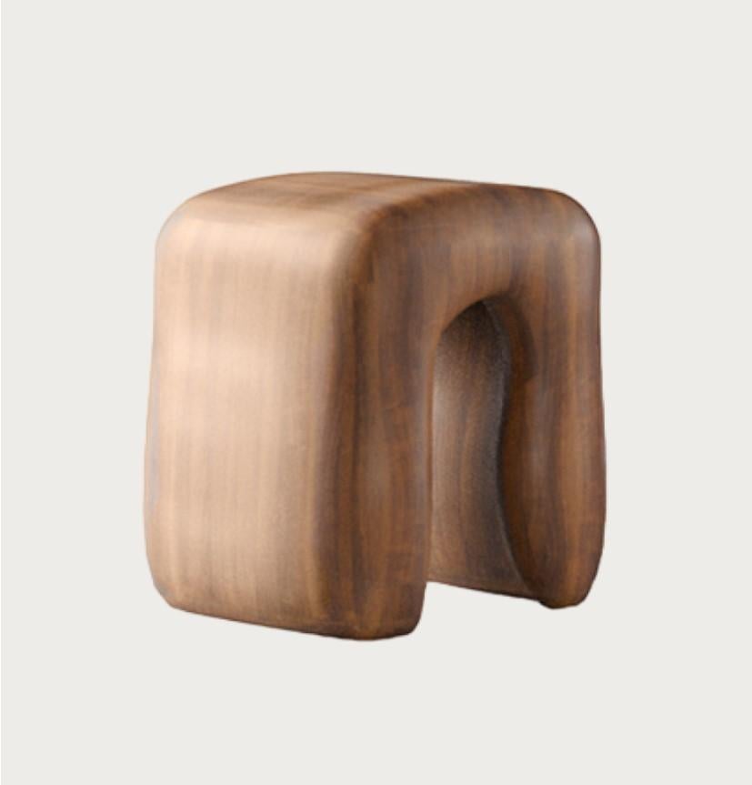 Kleiner Akzenttisch/-hocker, handgefertigt aus natürlichen MATERIALEN wie Stein, Keramik und Massivholz.
Ein weiteres Merkmal ist die Asymmetrie auf den verschiedenen Seiten, die dem Produkt einen Sammler-Look verleiht und ihm ein natürliches
