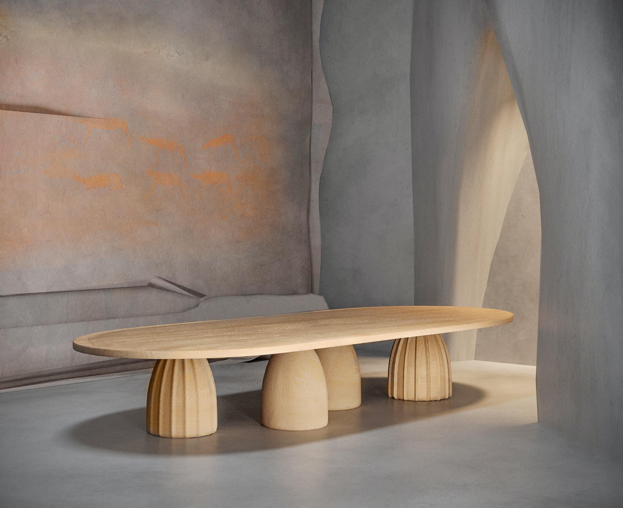 Der Djembe Center Table ist ein Gesprächsanlass: eine visuelle Symphonie, die das Auge durch ihre klaren Linien anzieht und die Fantasie durch ihre ausgefallenen Details fesselt; ein kuratiertes Erlebnis, bei dem jede unerwartete Wendung eine