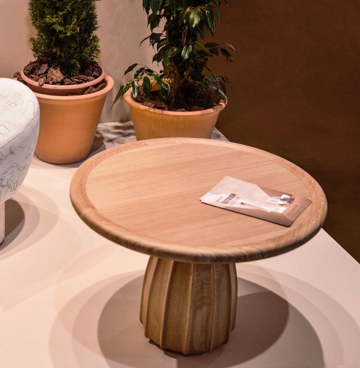 Der Djembe Center Table ist ein Gesprächsanlass: eine visuelle Symphonie, die das Auge durch ihre klaren Linien anzieht und die Fantasie durch ihre ausgefallenen Details fesselt; ein kuratiertes Erlebnis, bei dem jede unerwartete Wendung eine