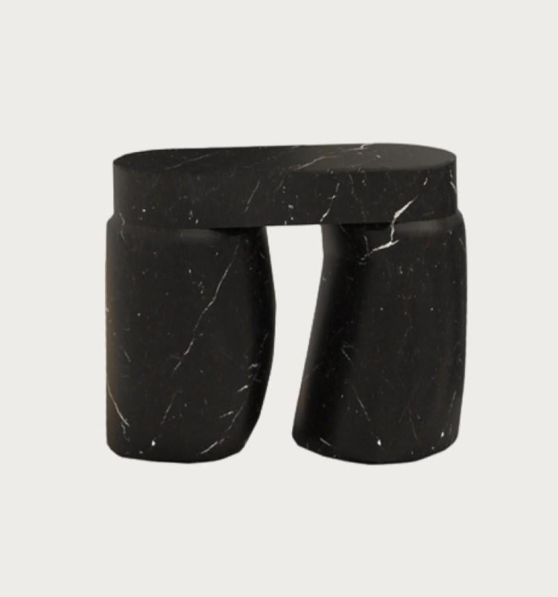 Der Schwerpunkt des Designs liegt auf den Beinen, die eine asymmetrische skulpturale Form im ethnischen Stil haben.
Die Komposition wird durch eine minimalistische, volumetrische Form der Tischplatte vervollständigt.
Die Collection'S bietet Optionen
