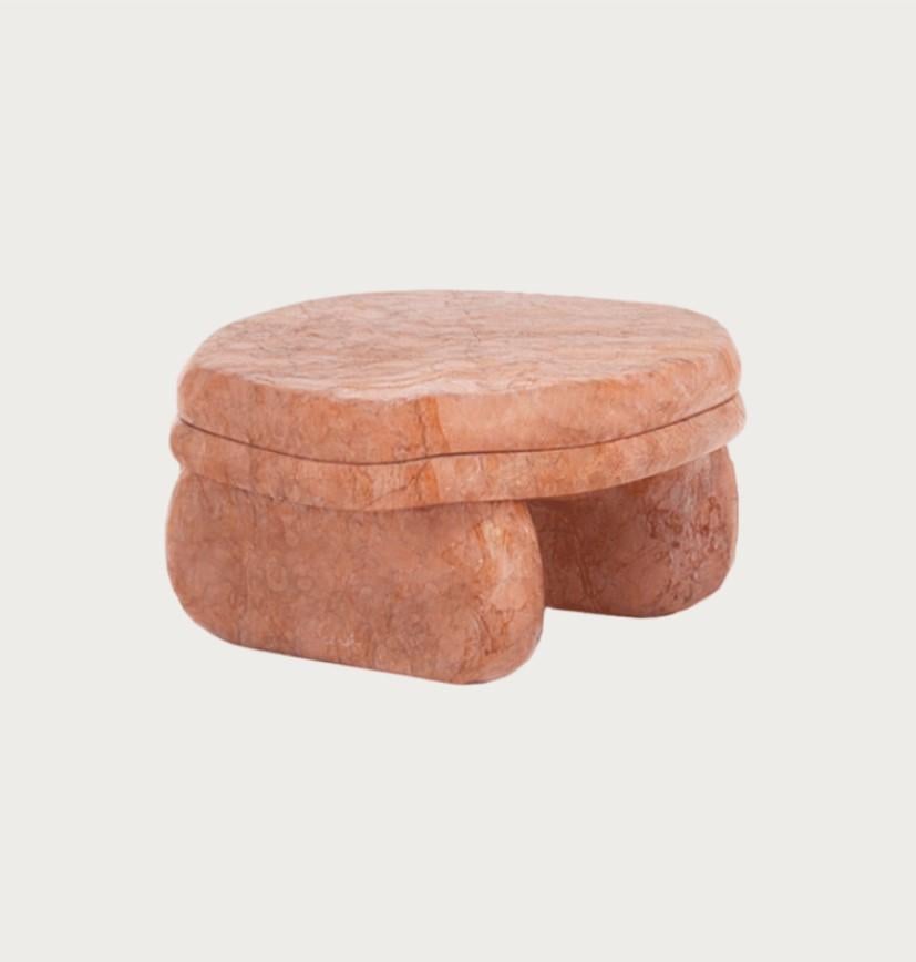 Couchtisch mit einer minimalistischen und asymmetrischen Form aus Naturstein oder Massivholz.