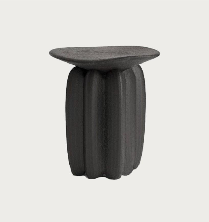 Der Schwerpunkt des Designs liegt auf den Beinen, die eine asymmetrische skulpturale Form im ethnischen Stil haben.
Die Komposition wird durch eine minimalistische, volumetrische Form der Tischplatte vervollständigt.