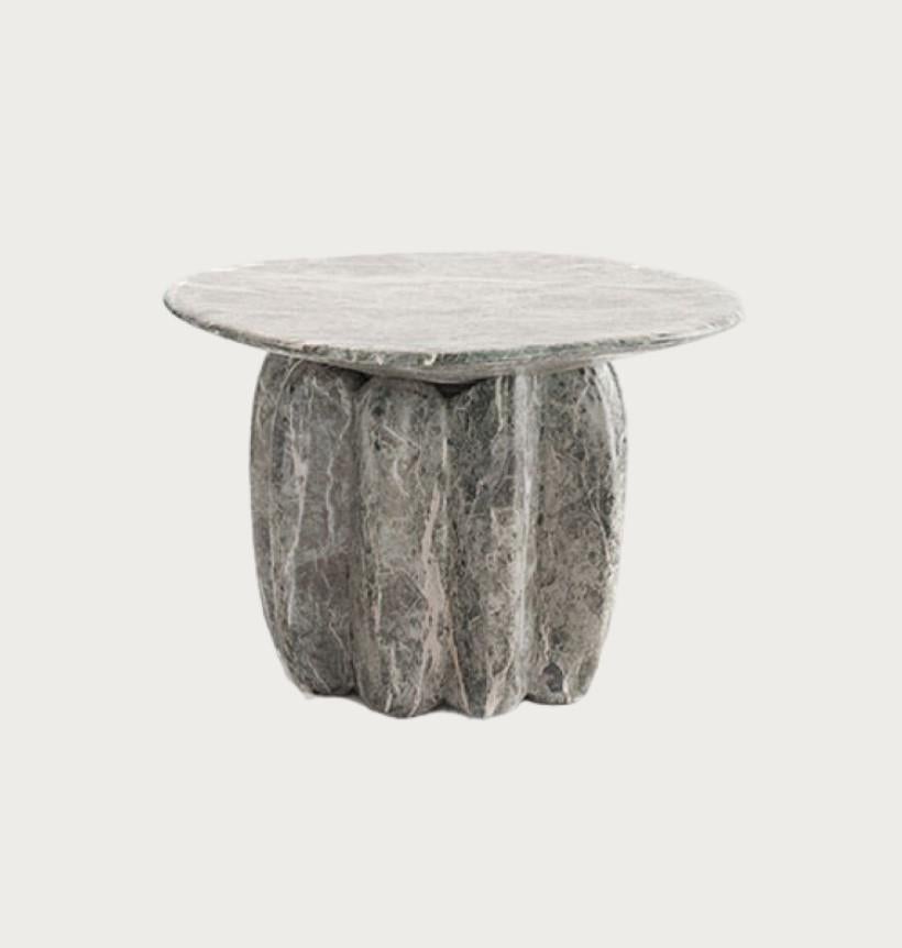 Der Schwerpunkt des Designs liegt auf den Beinen, die eine asymmetrische skulpturale Form im ethnischen Stil haben.
Die Komposition wird durch eine minimalistische, volumetrische Form der Tischplatte vervollständigt.