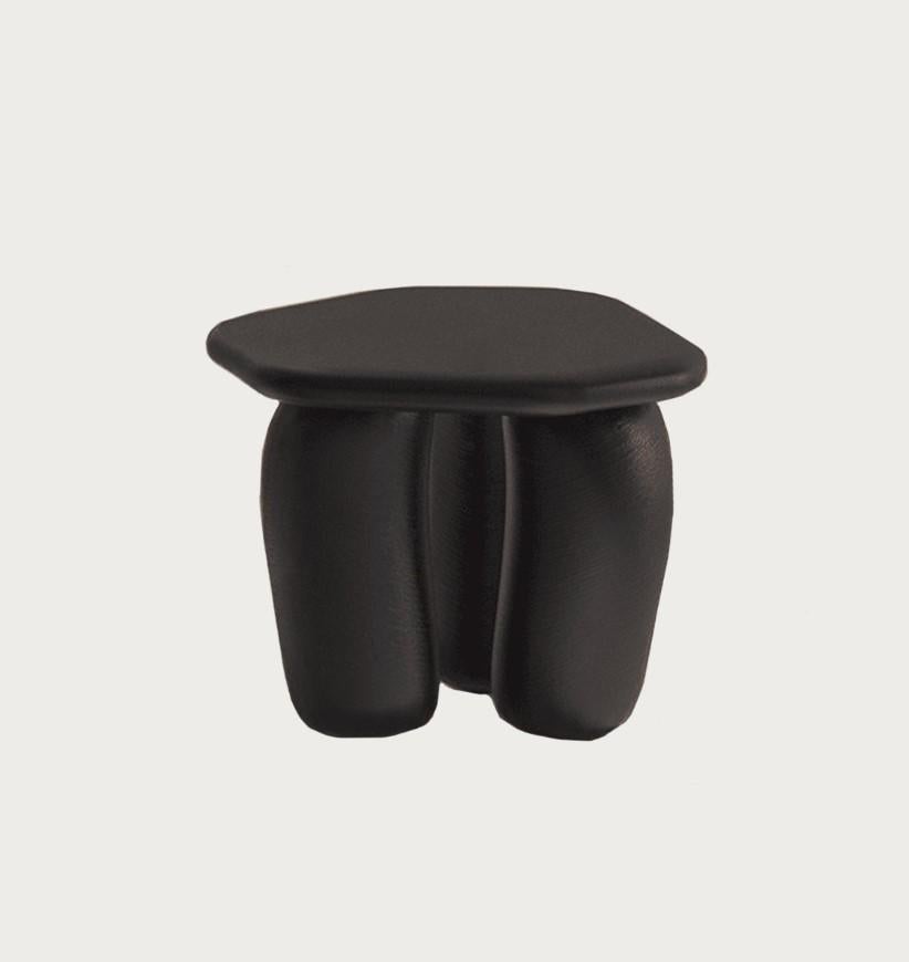 Ein Couchtisch mit einer asymmetrischen Form der Tischplatte und der Beine im Ethno-Stil.
Ein Akzent für eine minimalistische Form kann ein Terrazzo-Muster oder eine helle Keramikbeschichtung sein.