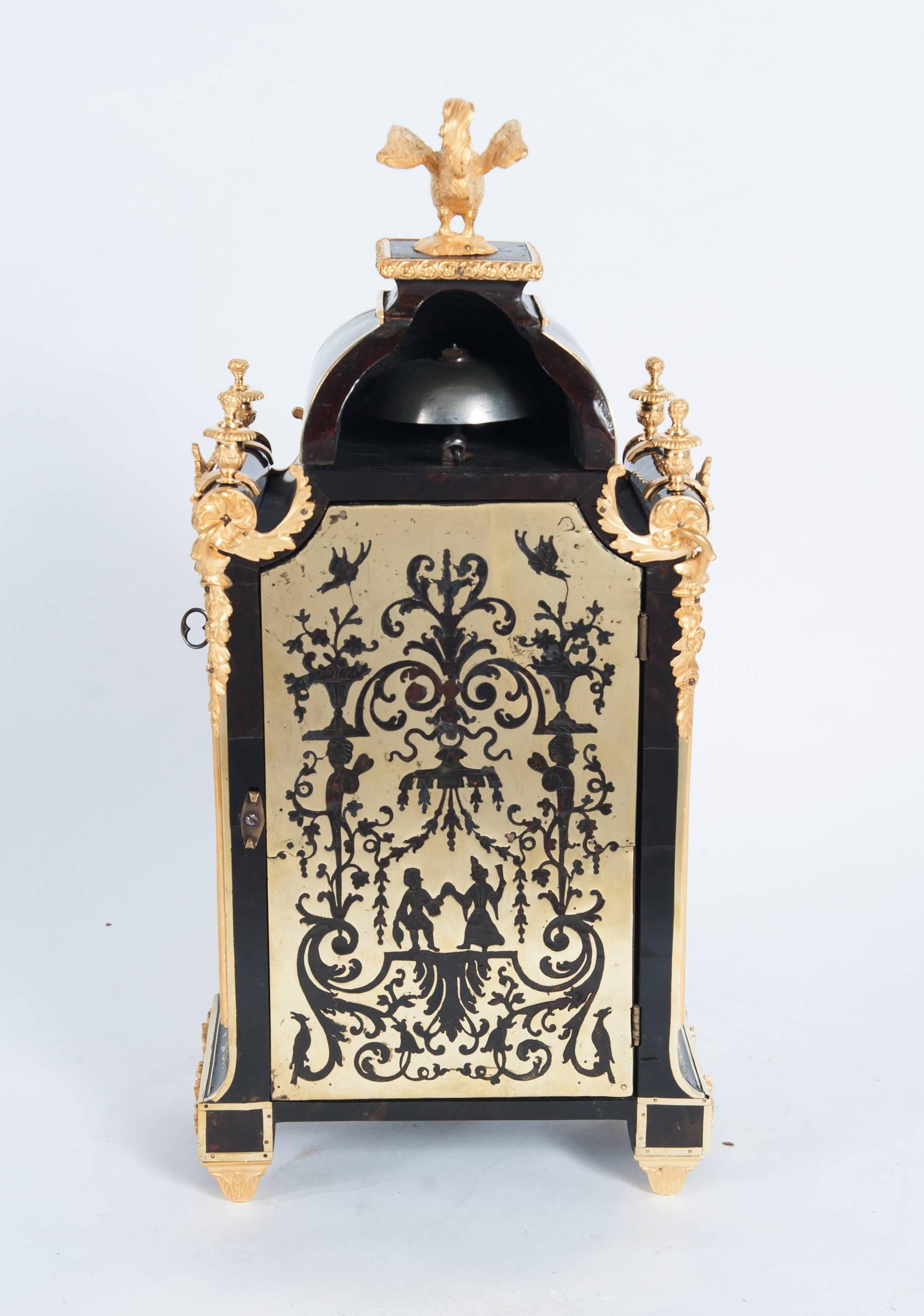 A small decorative Louis XIV boulle inlaid bracket clock, circa 1720 with matching bracket. It was made in France - Besançon.
Going and striking mechanism on one train 8-day movement with verge escapement. Signed Dumont Frères à Besançon.