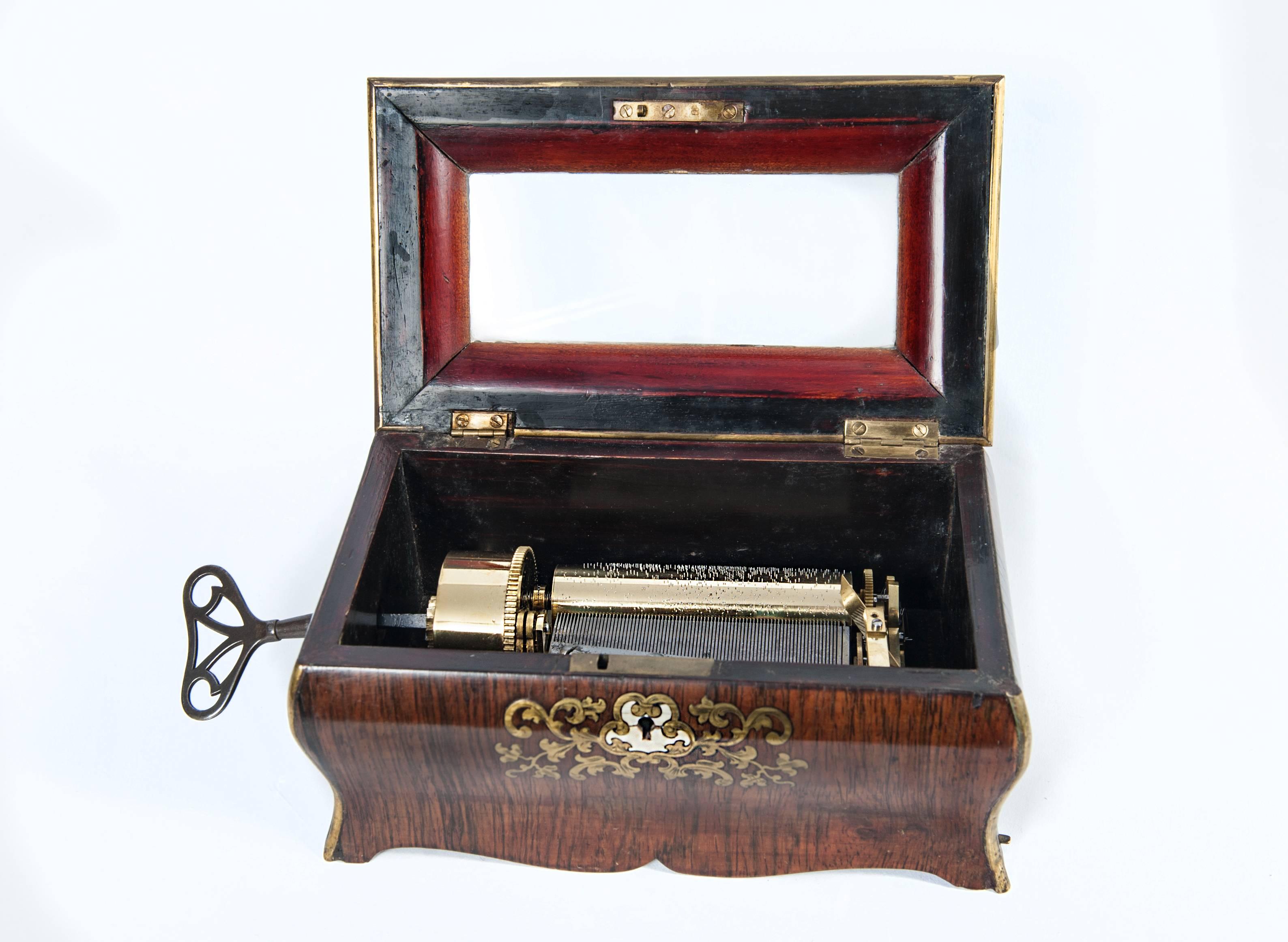Functional Mid-19th Century Music Box  In Good Condition For Sale In Amsterdam, Noord Holland