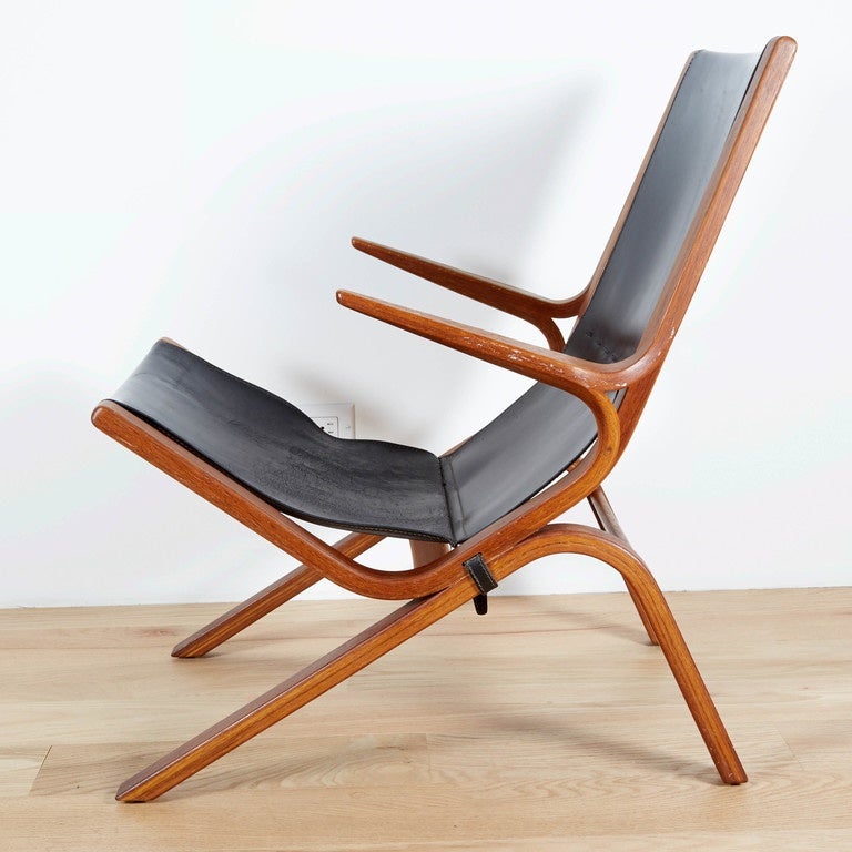 Lounge chair in black leather and oak.

All original.

Branded: Bodafors Design & B. Fridhagen / Made in Sweden, 1961.