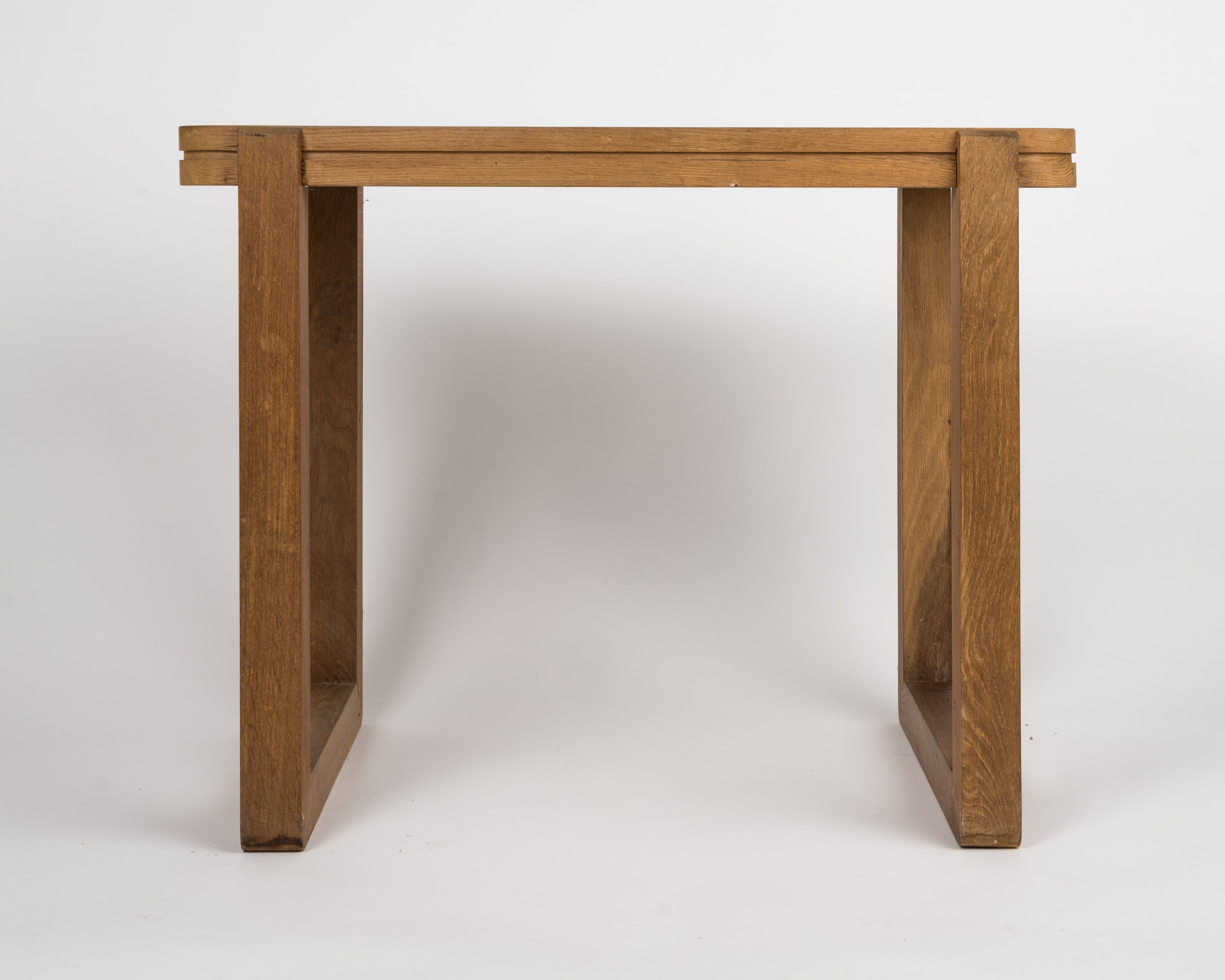 Table d'appoint de studio minimaliste en chêne massif.  Tous les chênes. Plateau en stratifié vert olive clair. Petites taches sur le bois. Taches d'eau sur le pied.
Cette table sera expédiée depuis la France et peut être retournée soit en France,