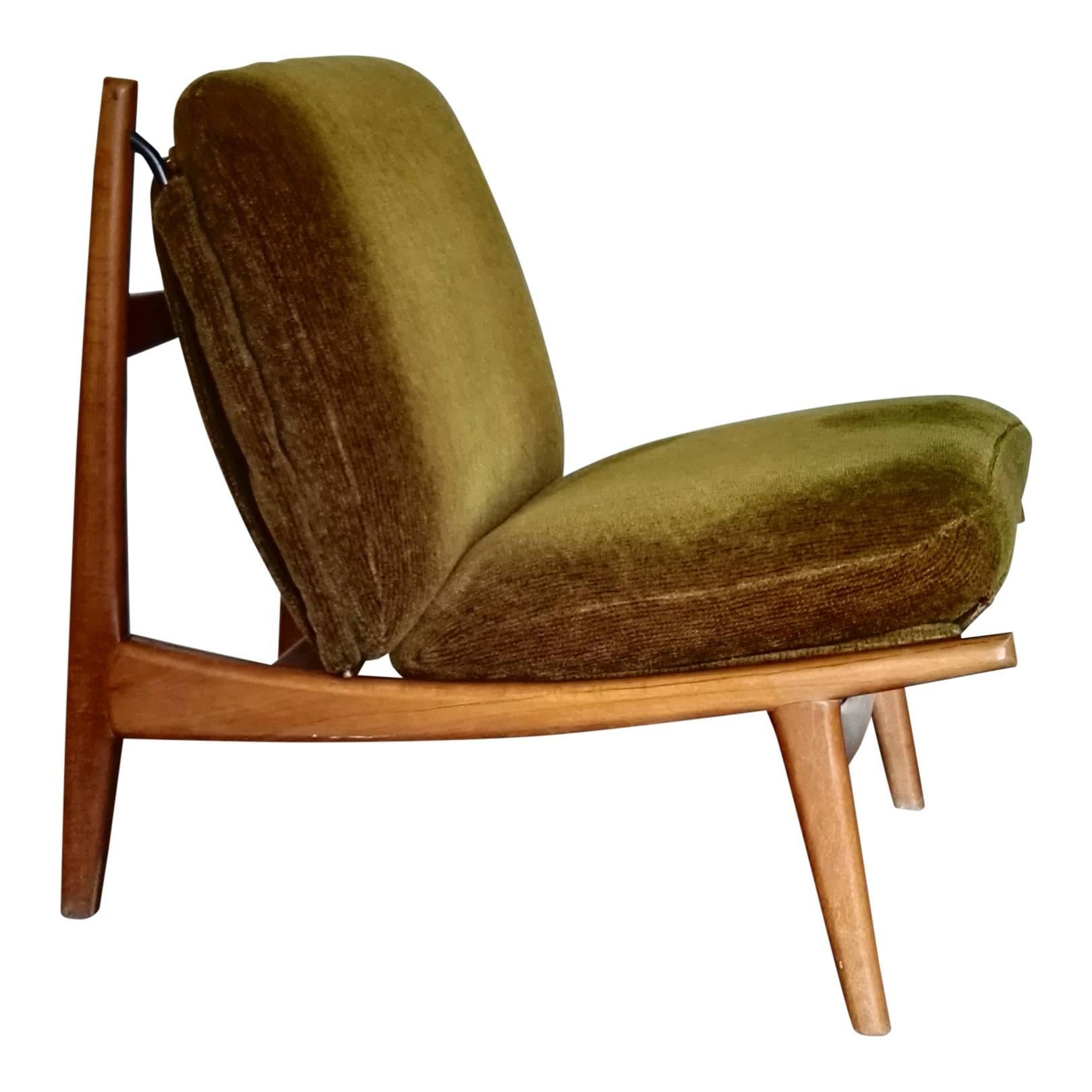 Walnut structure, original corduroy upholstery in excellent vintage condition.
Editions Sieges Steiner, France.
Joseph Andre Motte.
These chairs will ship from France.
Please transact via1stdibs for easier shipping.
Price does not include