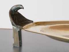 Piatto da presentazione in ottone con treppiede e piedini a forma di aquila - Germania, anni '00 del Novecento