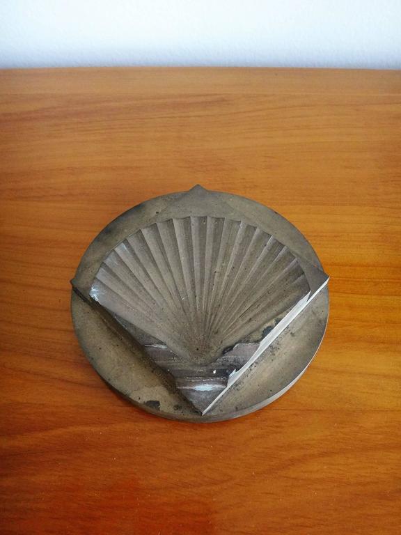 Brutalist Scallop Shaped Solid Bronze Paperweight, France, 1970s In Good Condition For Sale In New York, NY