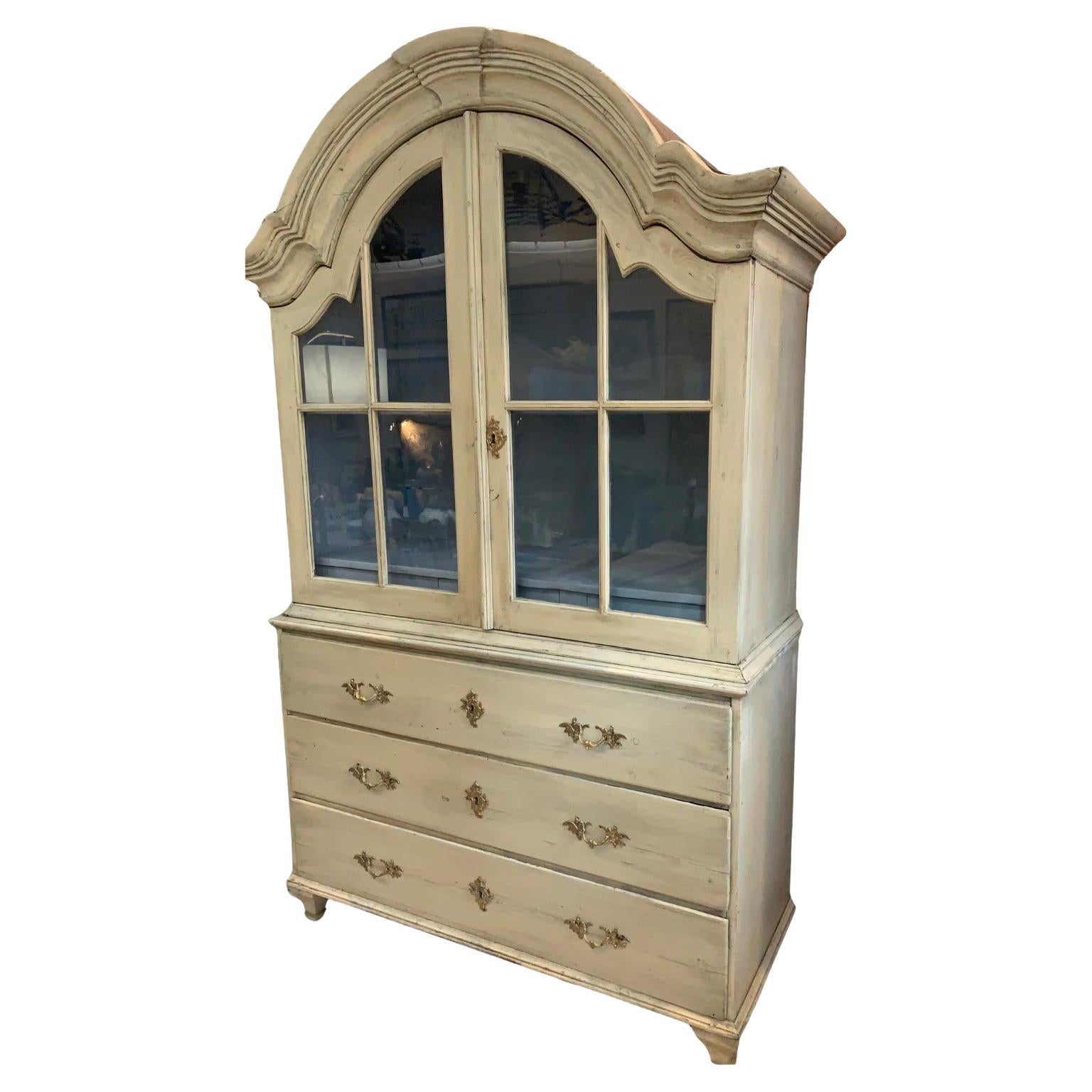 Vetrina rococò dipinta svedese del XVIII secolo