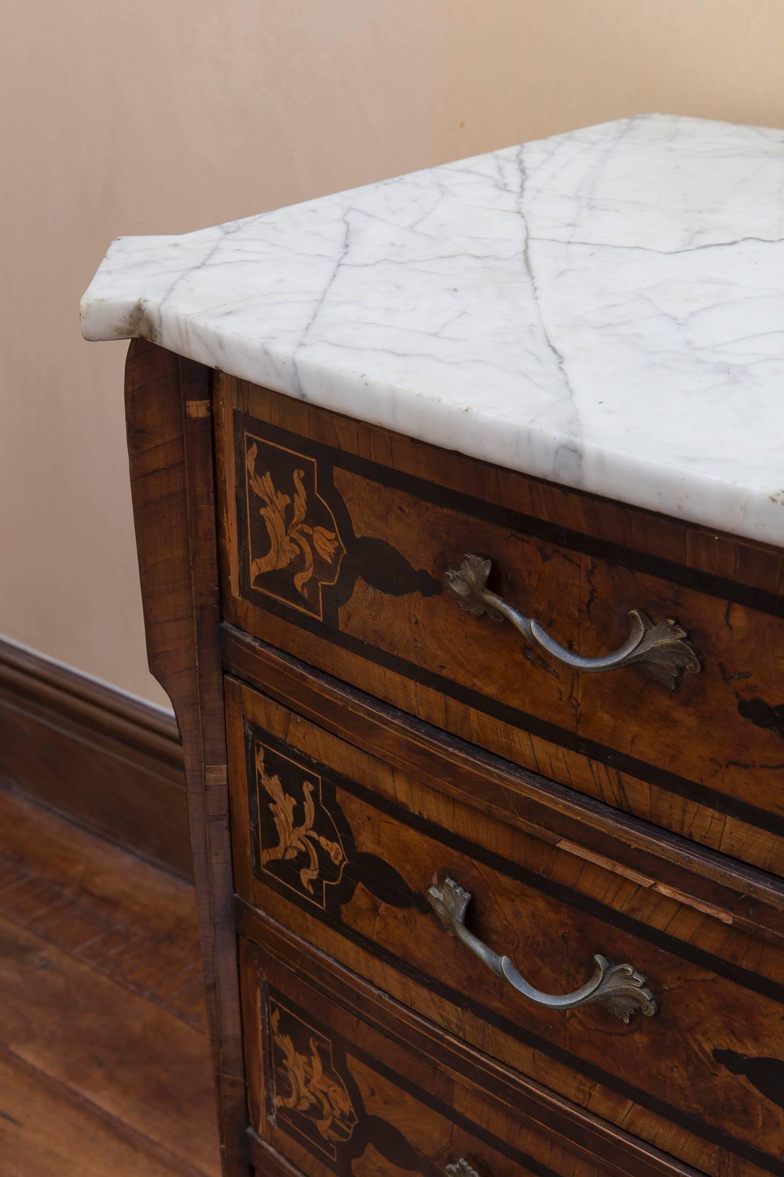 18th Century Italian Walnut Veneered Commode with White Marble Top For Sale 2