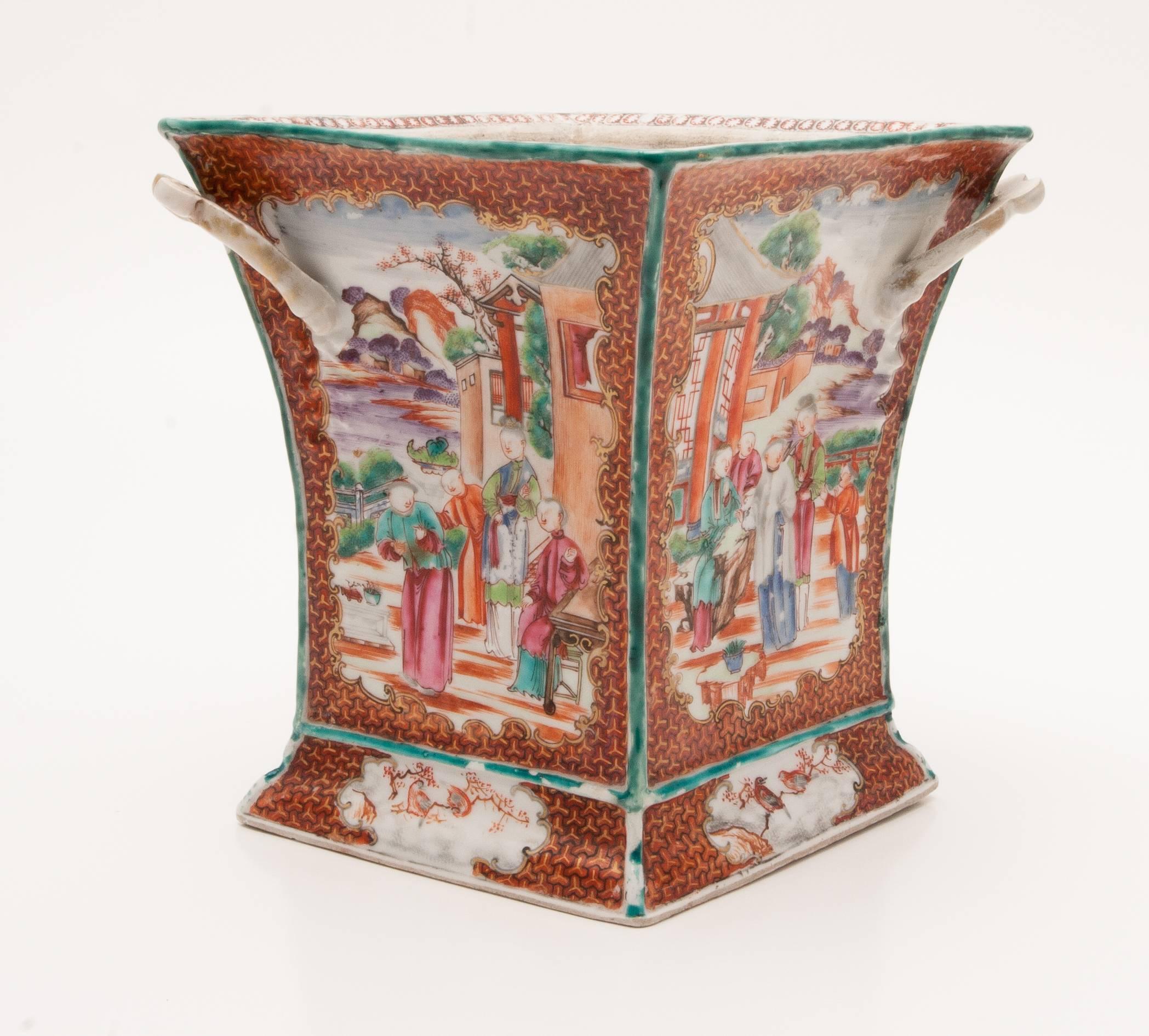Beautiful Chinese export porcelain vase in the Mandarin Palate, China, circa 1770. The vase is triangle in shape and has two handles on the sides.  