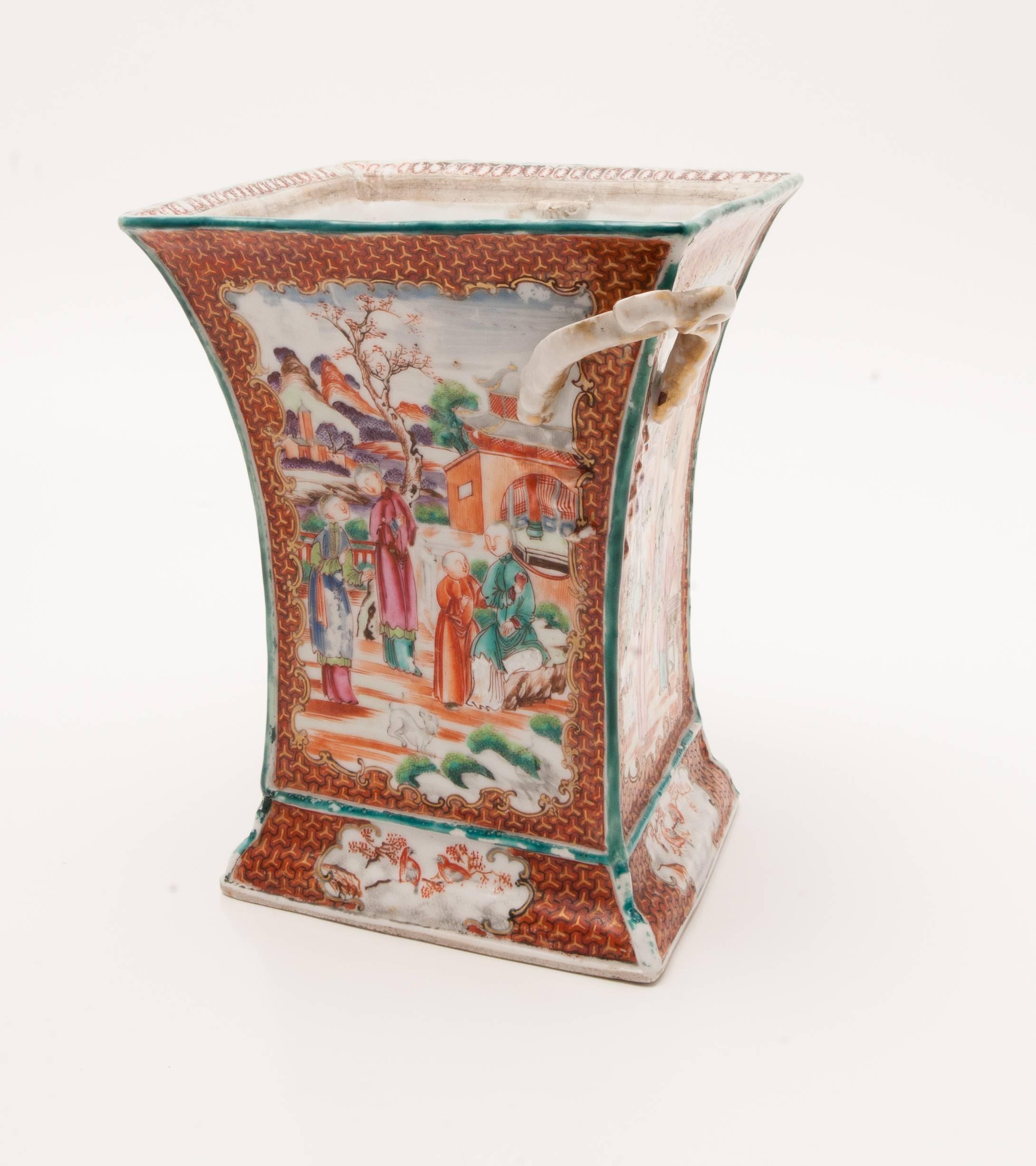 18th Century Chinese Export Mandarin Porcelain Vase  In Good Condition For Sale In Nashville, TN