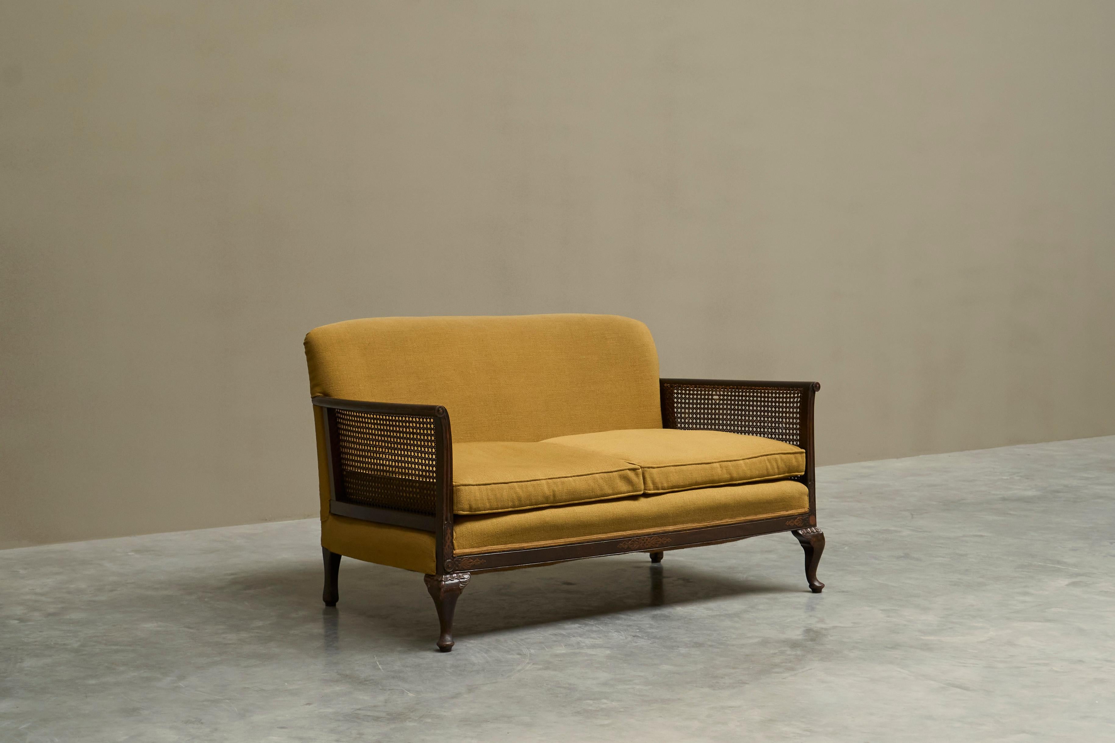 Sofá Antiguo Estilo Bergère en Madera, Caña y Tela Amarillo Ocre

Un biplaza estilo Bergère con tapicería ocre. Europa, finales del siglo XIX / principios del XX.

Compacto biplaza según la tradición Bergère, con laterales de caña y armazón de
