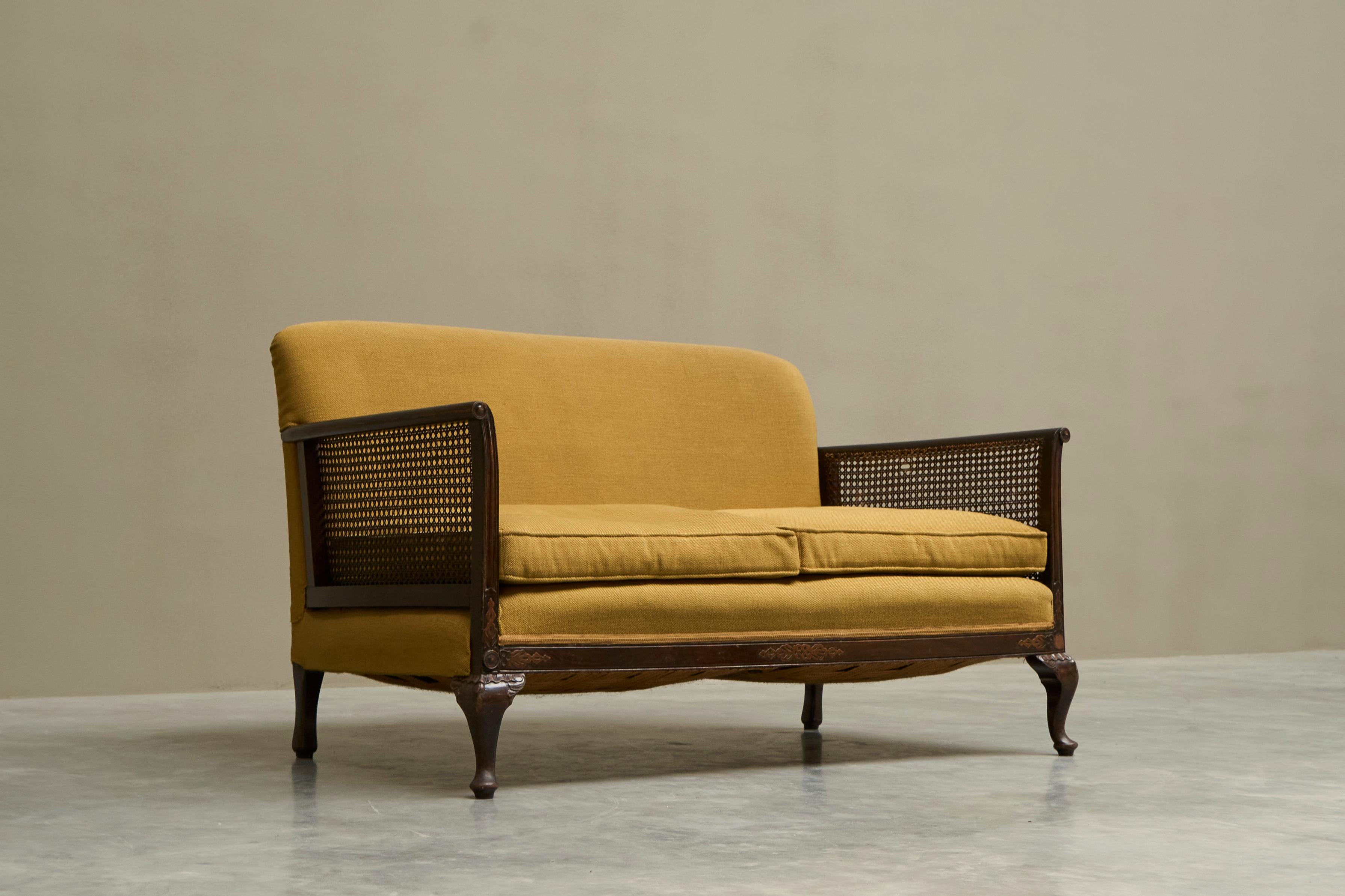 Sofá Antiguo Estilo Bergère en Madera, Caña y Tela Amarillo Ocre Hecho a mano en venta