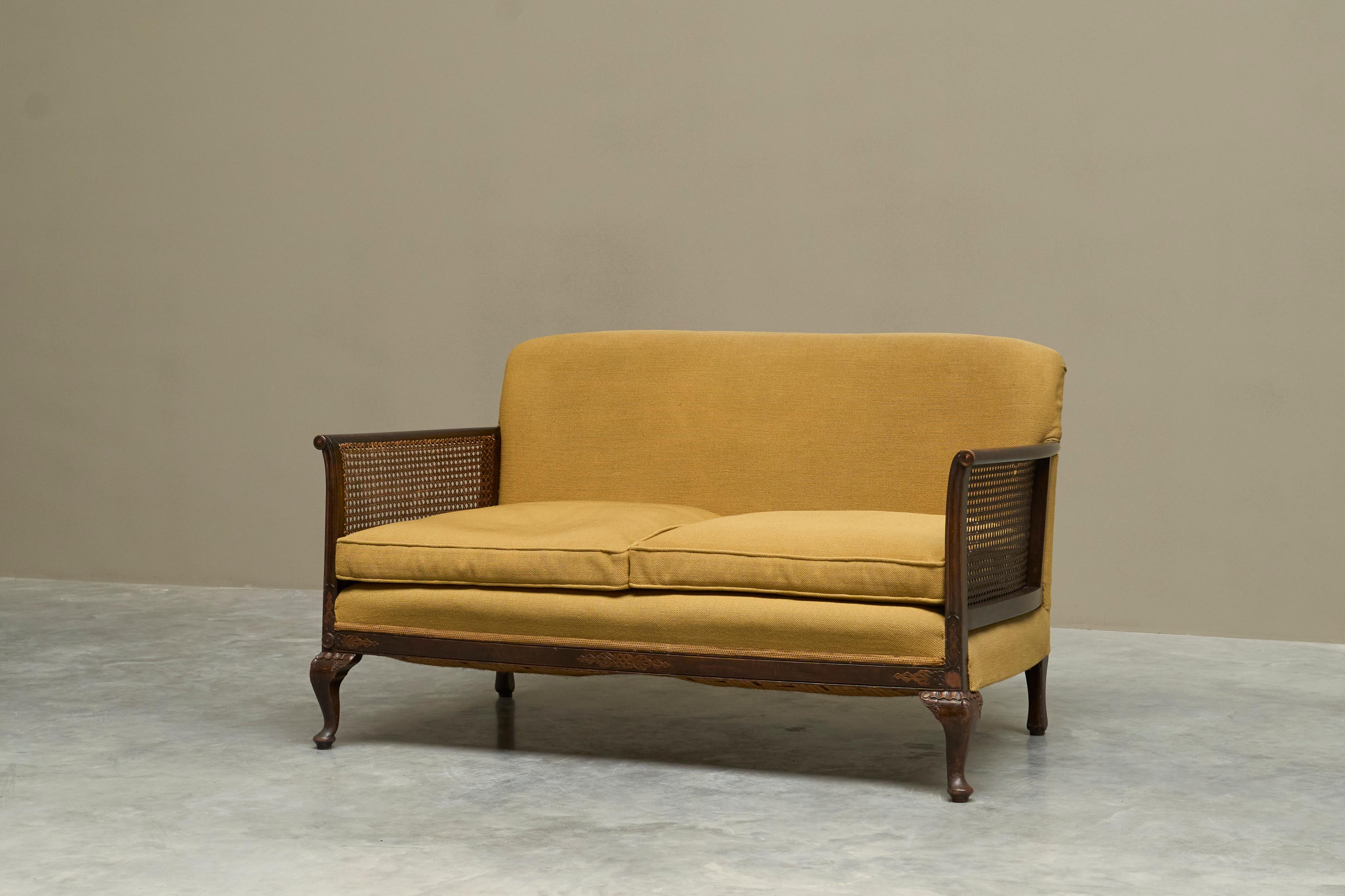 Sofá Antiguo Estilo Bergère en Madera, Caña y Tela Amarillo Ocre siglo XIX en venta
