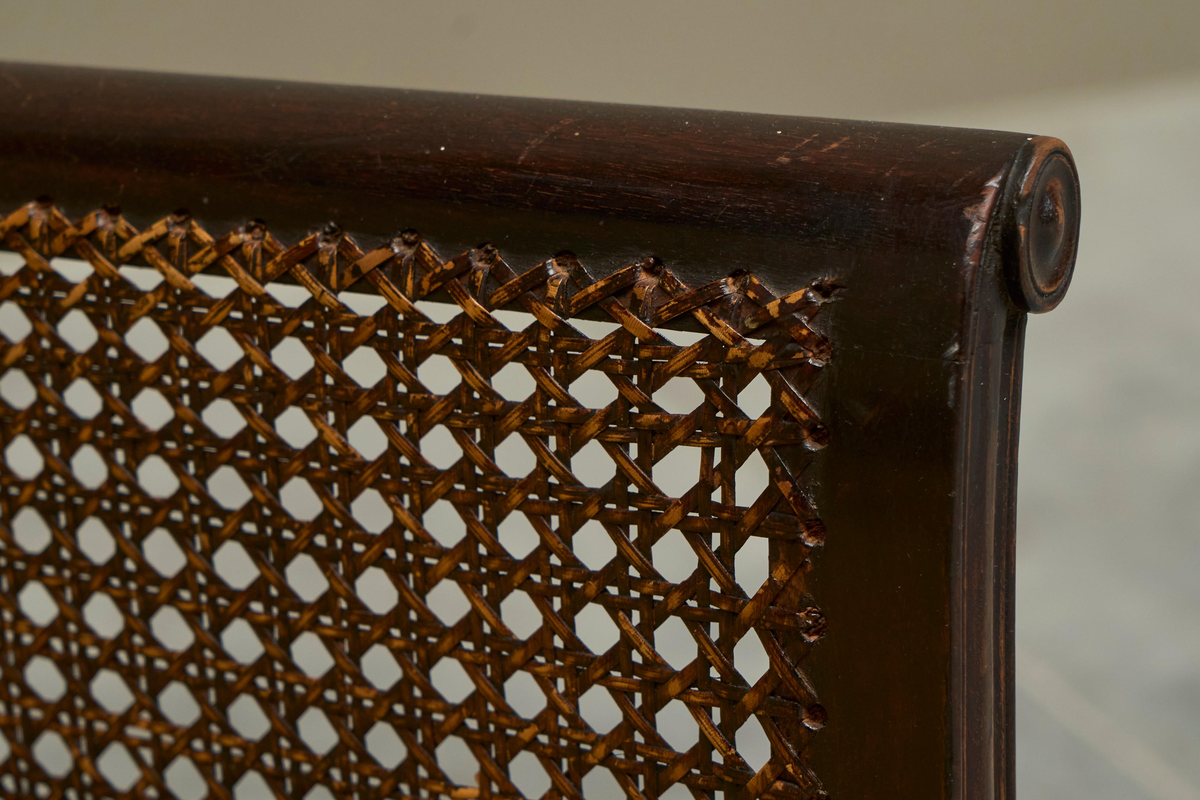 Sofá Antiguo Estilo Bergère en Madera, Caña y Tela Amarillo Ocre en Bueno estado para la venta en Meer, VAN