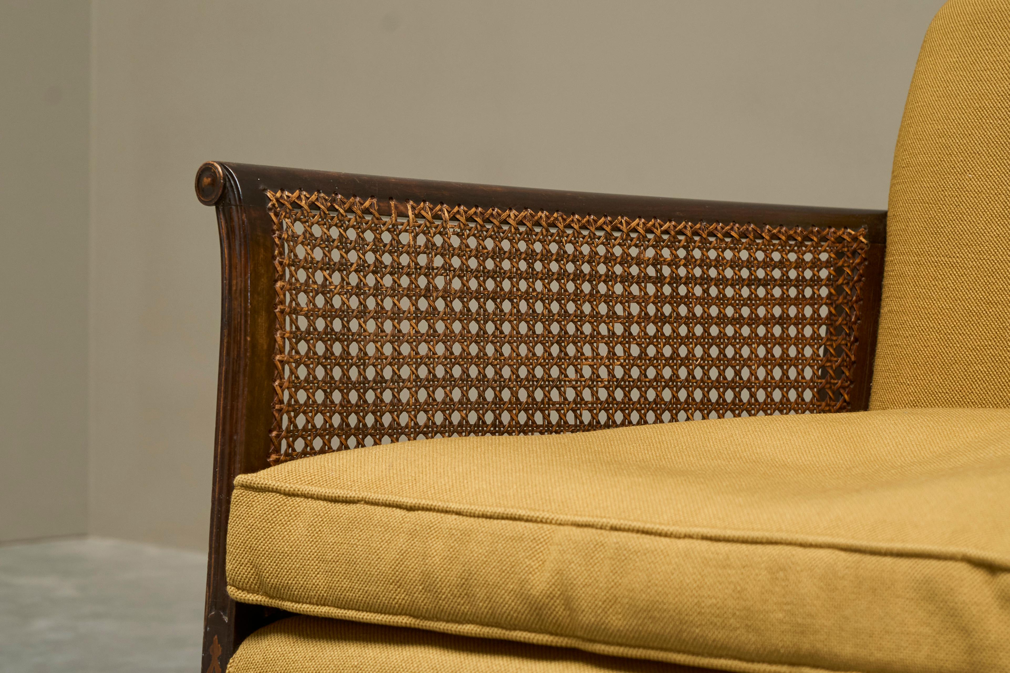 Sofá Antiguo Estilo Bergère en Madera, Caña y Tela Amarillo Ocre Artes y manualidades en venta