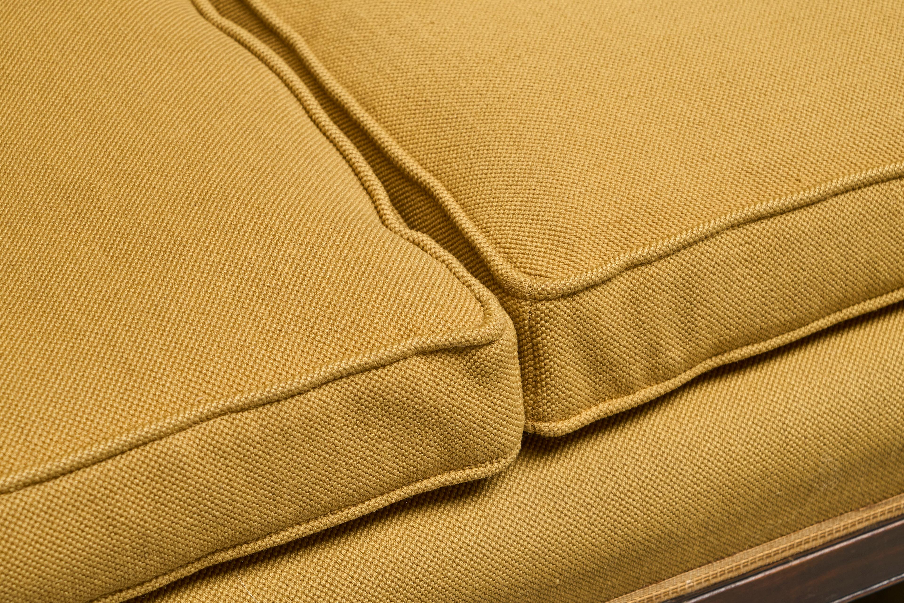 Sofá Antiguo Estilo Bergère en Madera, Caña y Tela Amarillo Ocre Europeo en venta