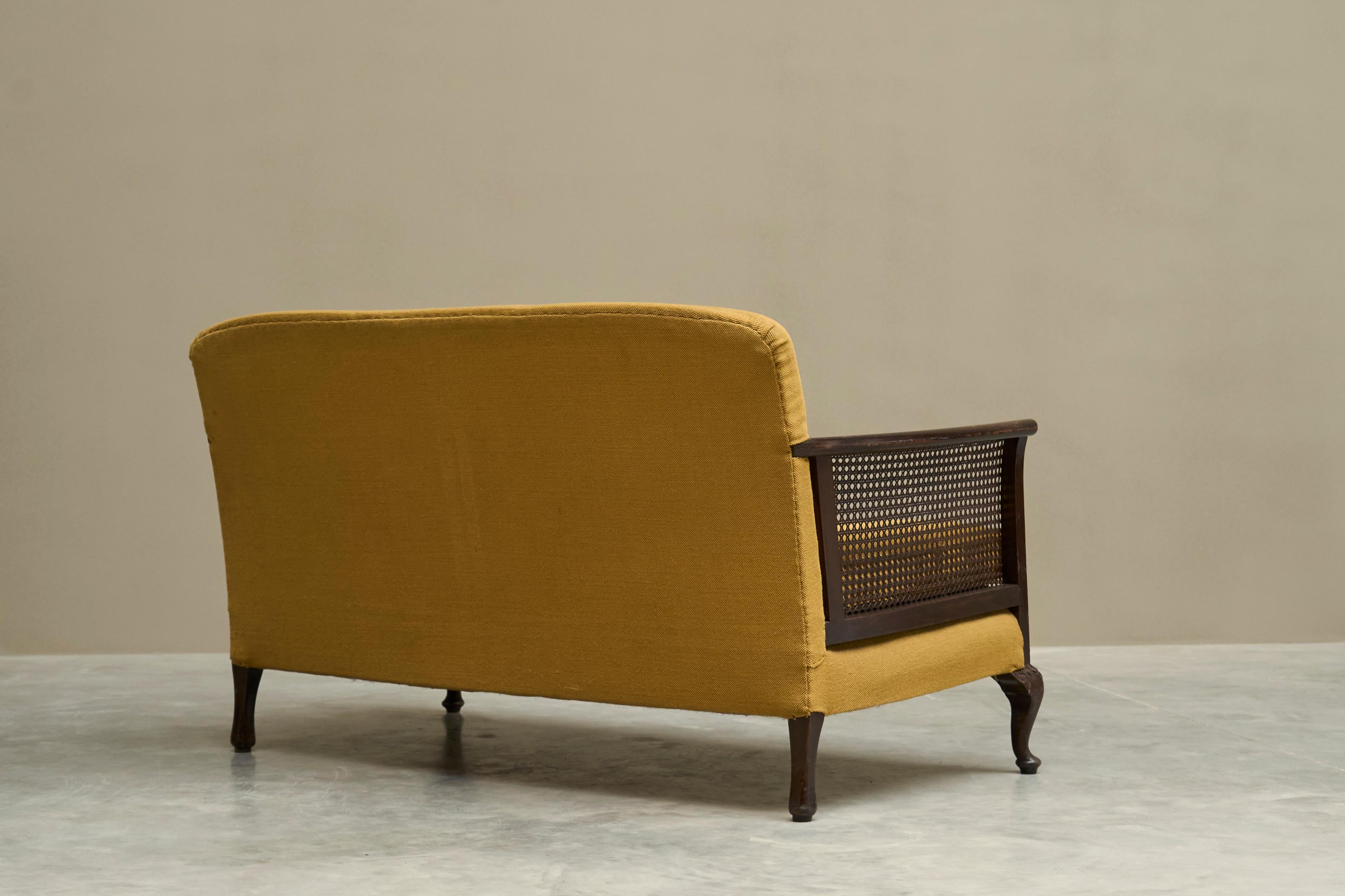 Sofá Antiguo Estilo Bergère en Madera, Caña y Tela Amarillo Ocre en venta 2