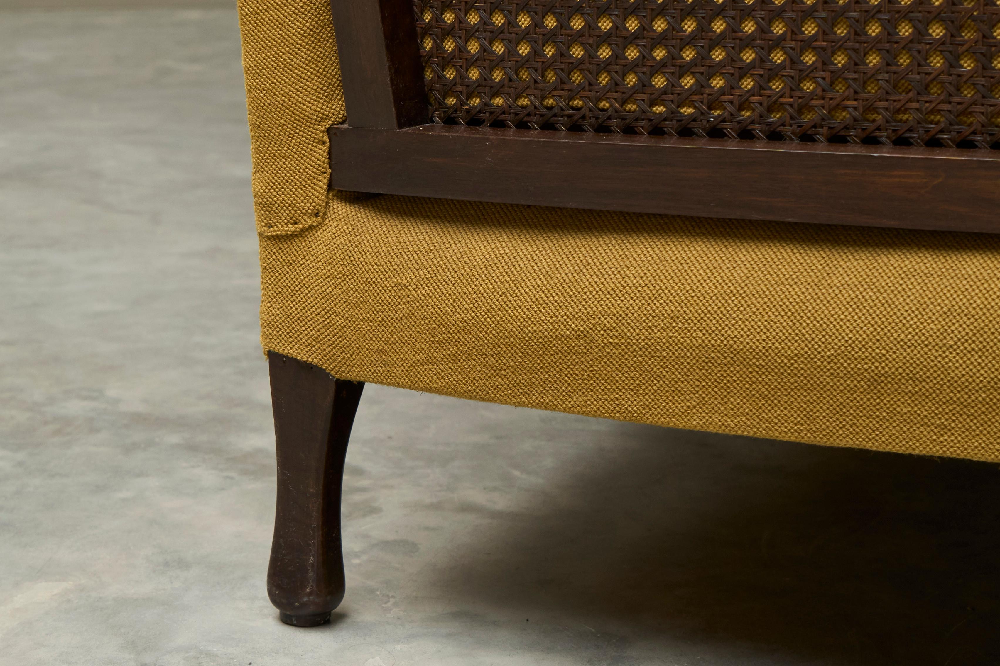 Sofá Antiguo Estilo Bergère en Madera, Caña y Tela Amarillo Ocre en venta 5